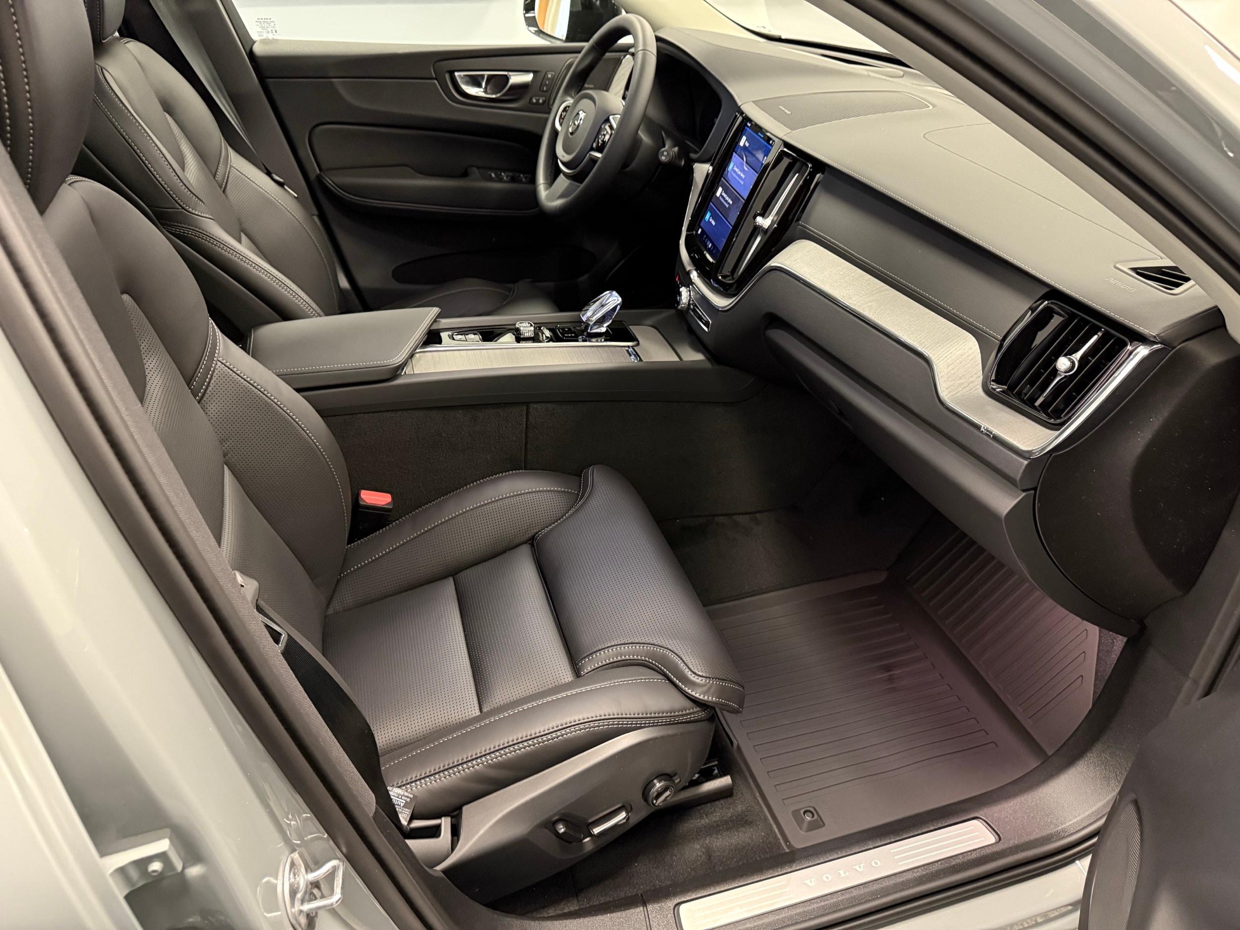 new 2025 Volvo XC60 car, priced at $61,400