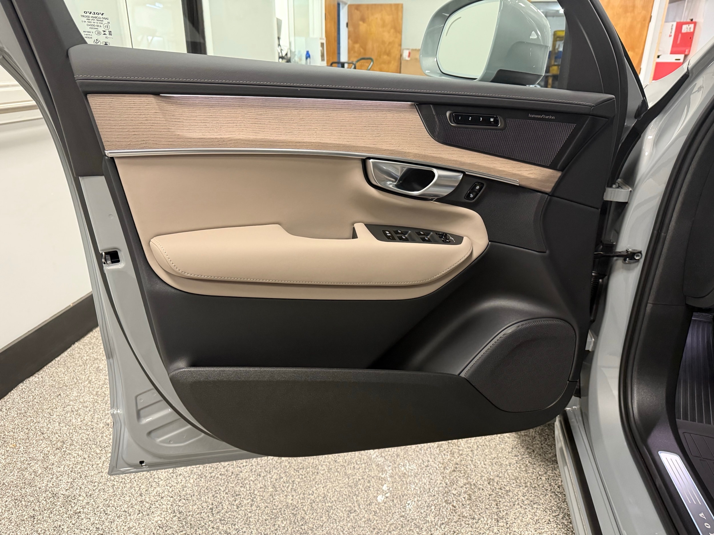 new 2025 Volvo XC90 plug-in hybrid car, priced at $78,805