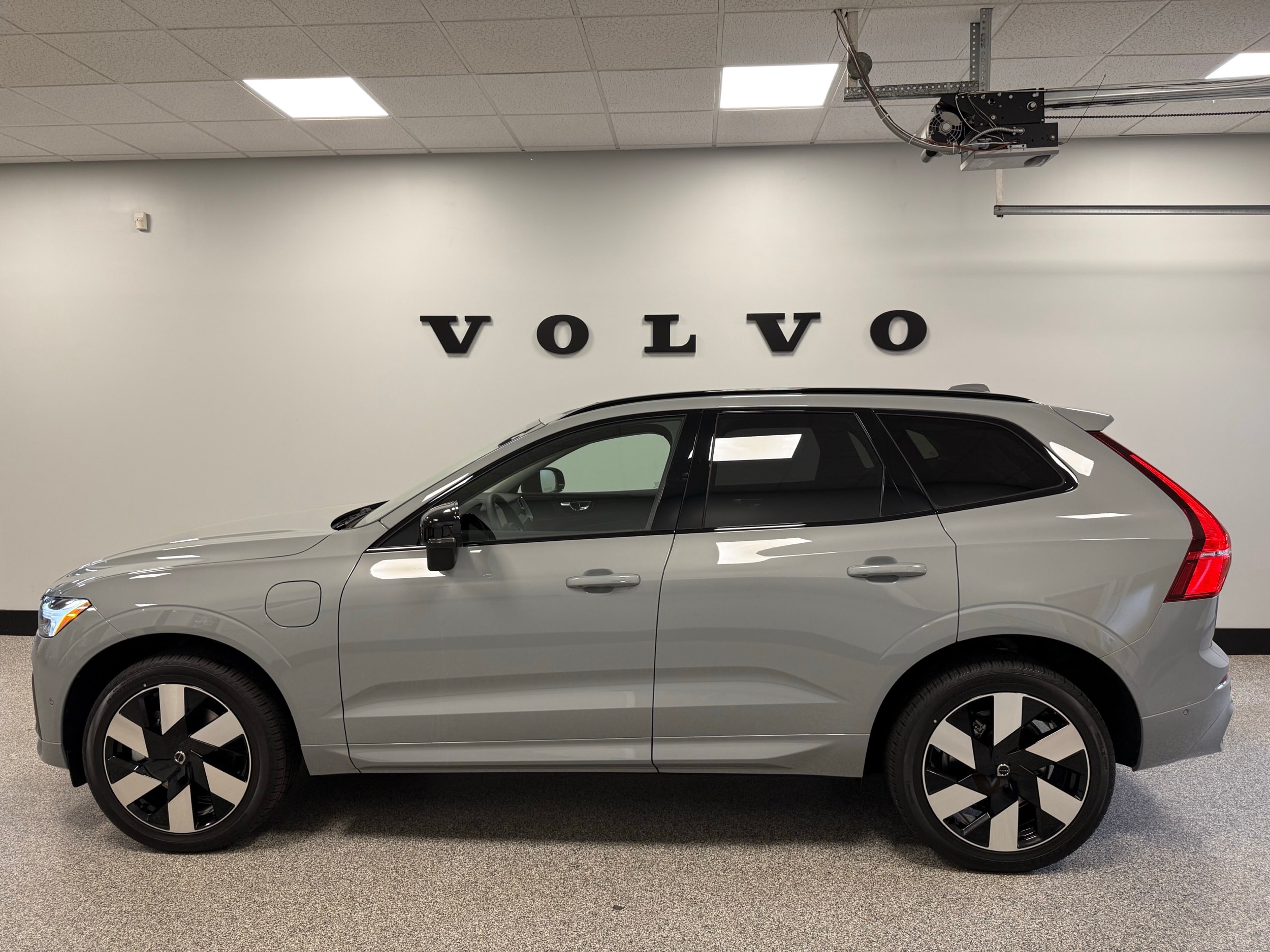 new 2025 Volvo XC60 plug-in hybrid car, priced at $66,260