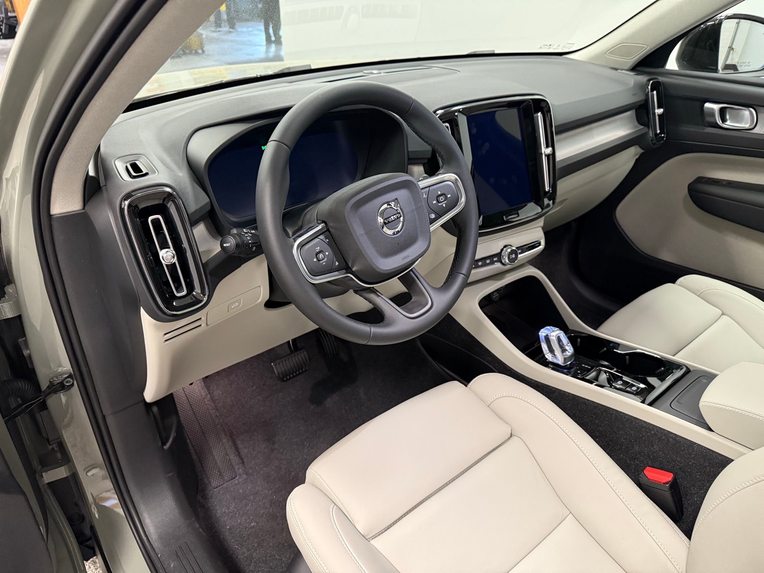 new 2025 Volvo XC40 car, priced at $49,810