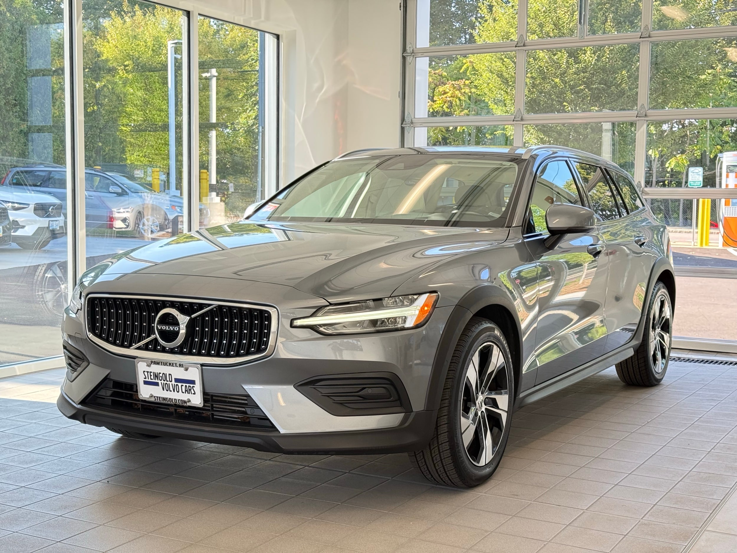 used 2020 Volvo V60 Cross Country car, priced at $31,500