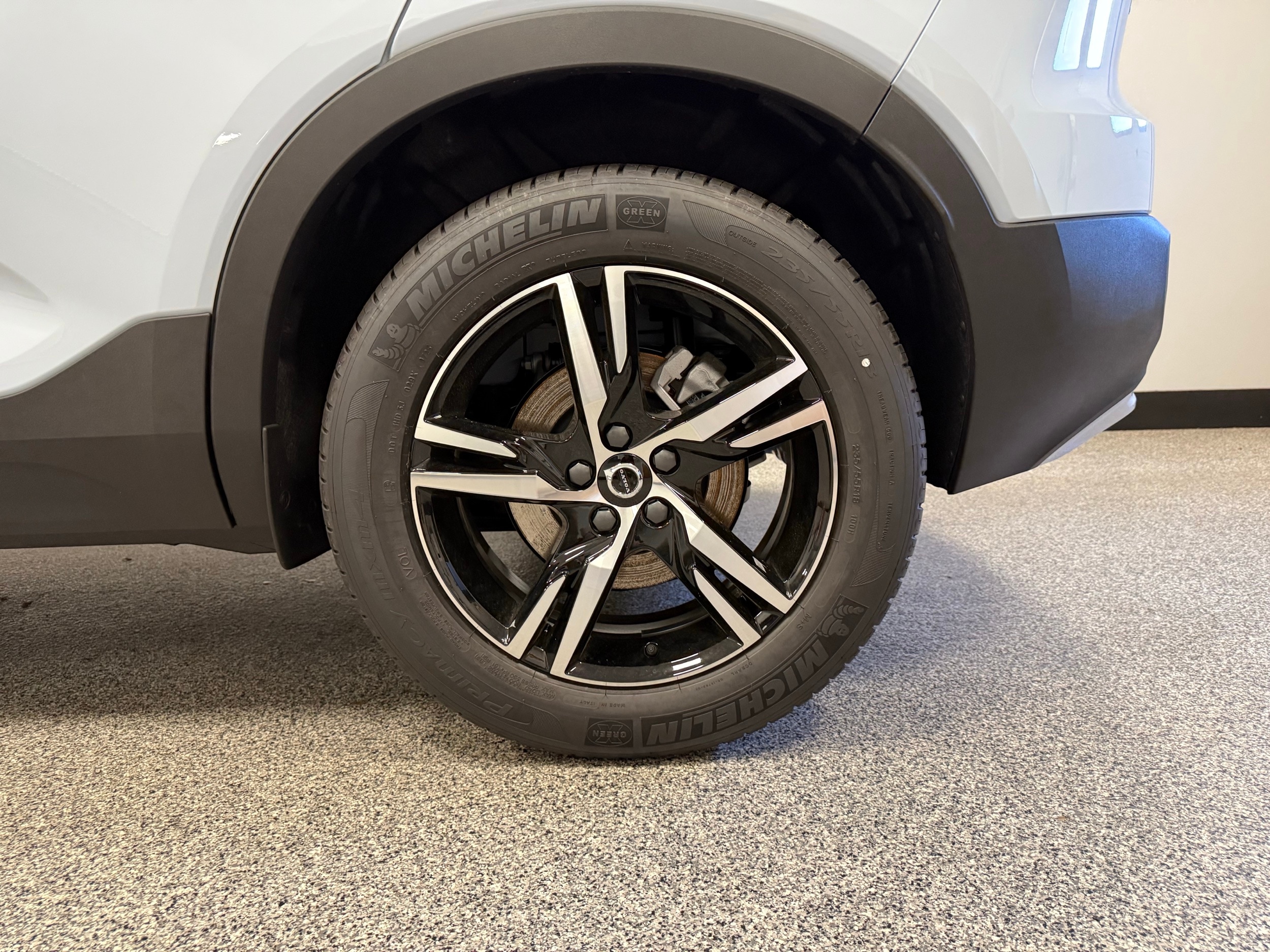 new 2025 Volvo XC40 car, priced at $44,595