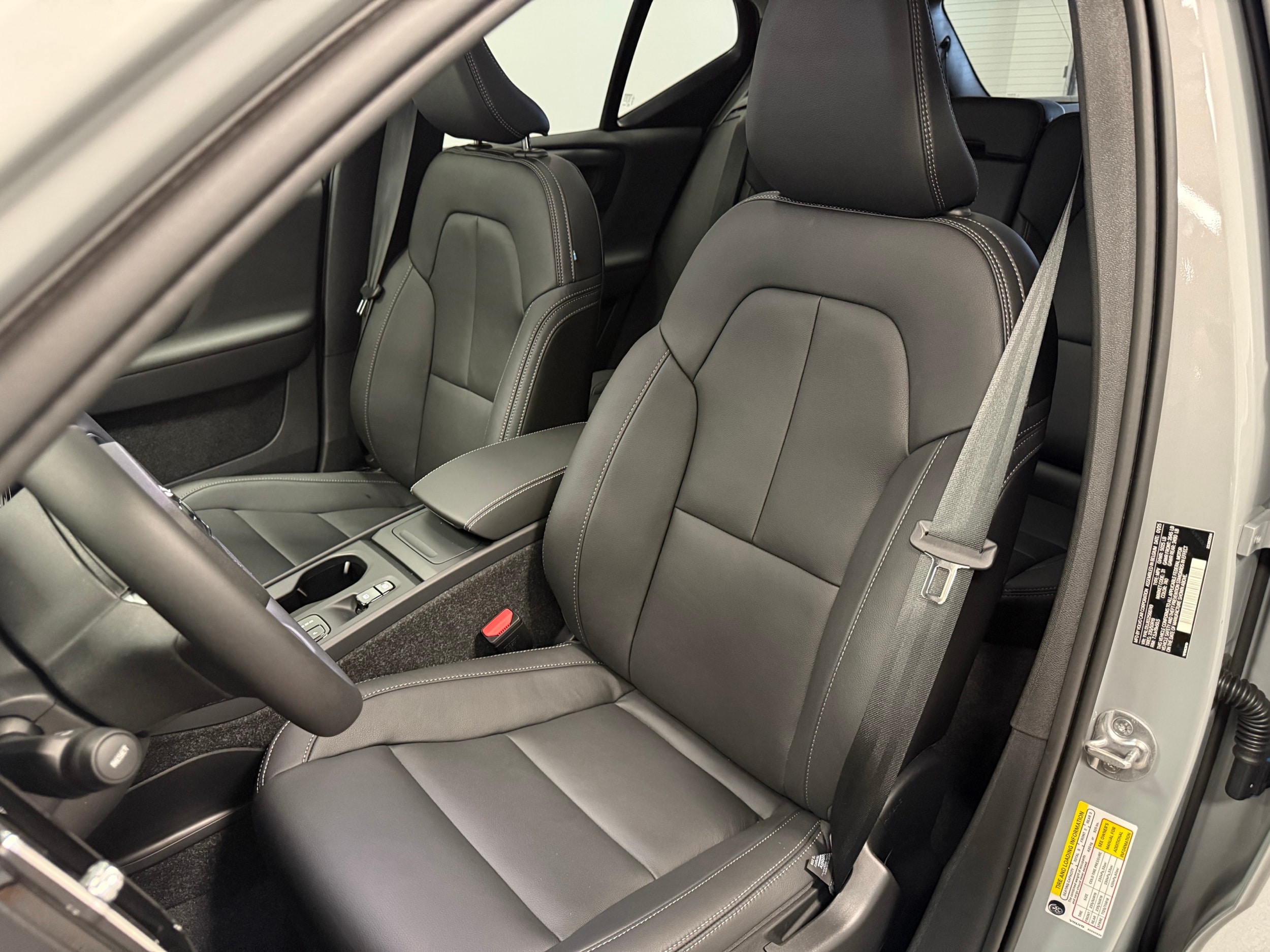 new 2025 Volvo XC40 car, priced at $46,035