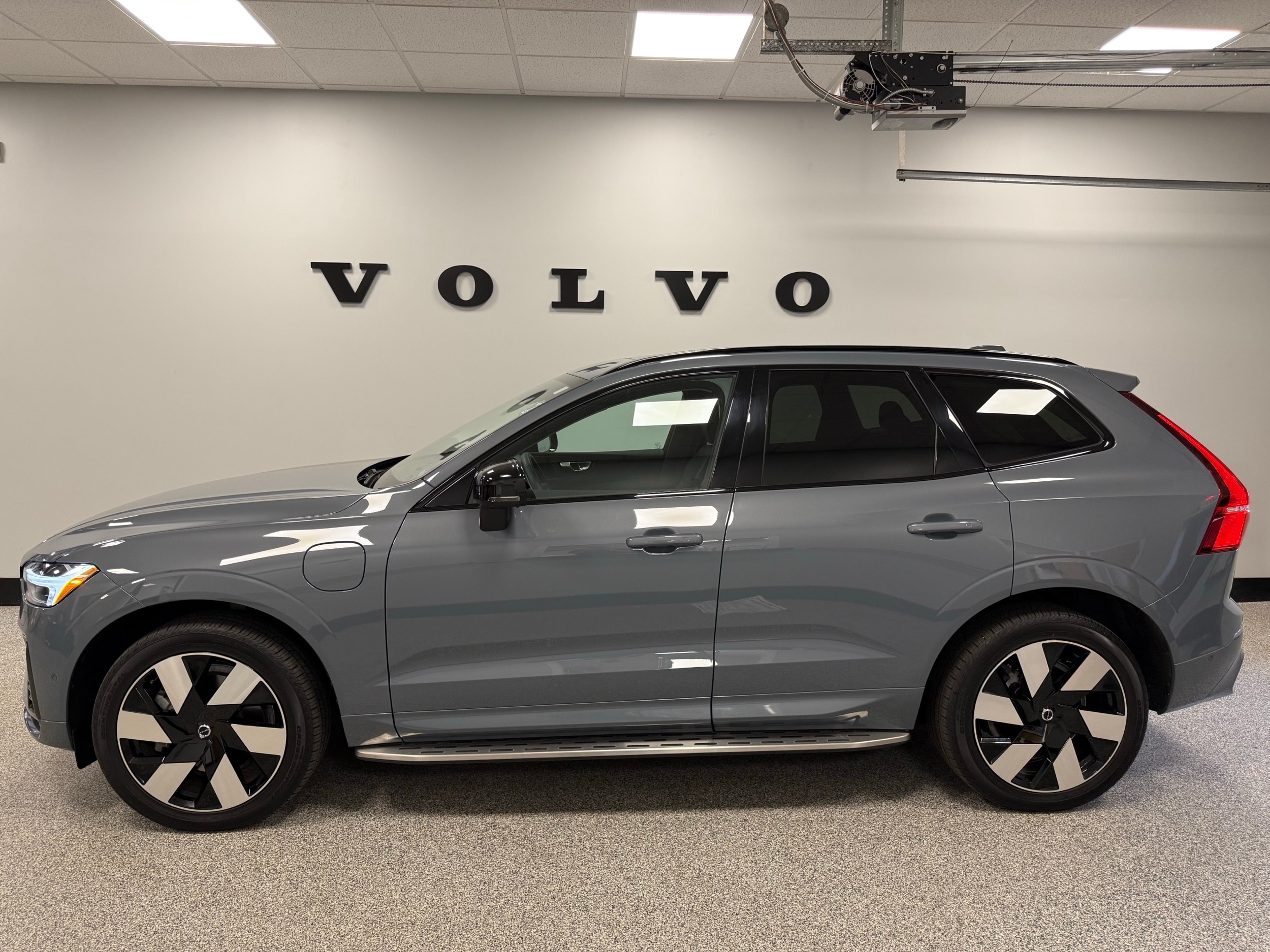 new 2024 Volvo XC60 plug-in hybrid car, priced at $59,920
