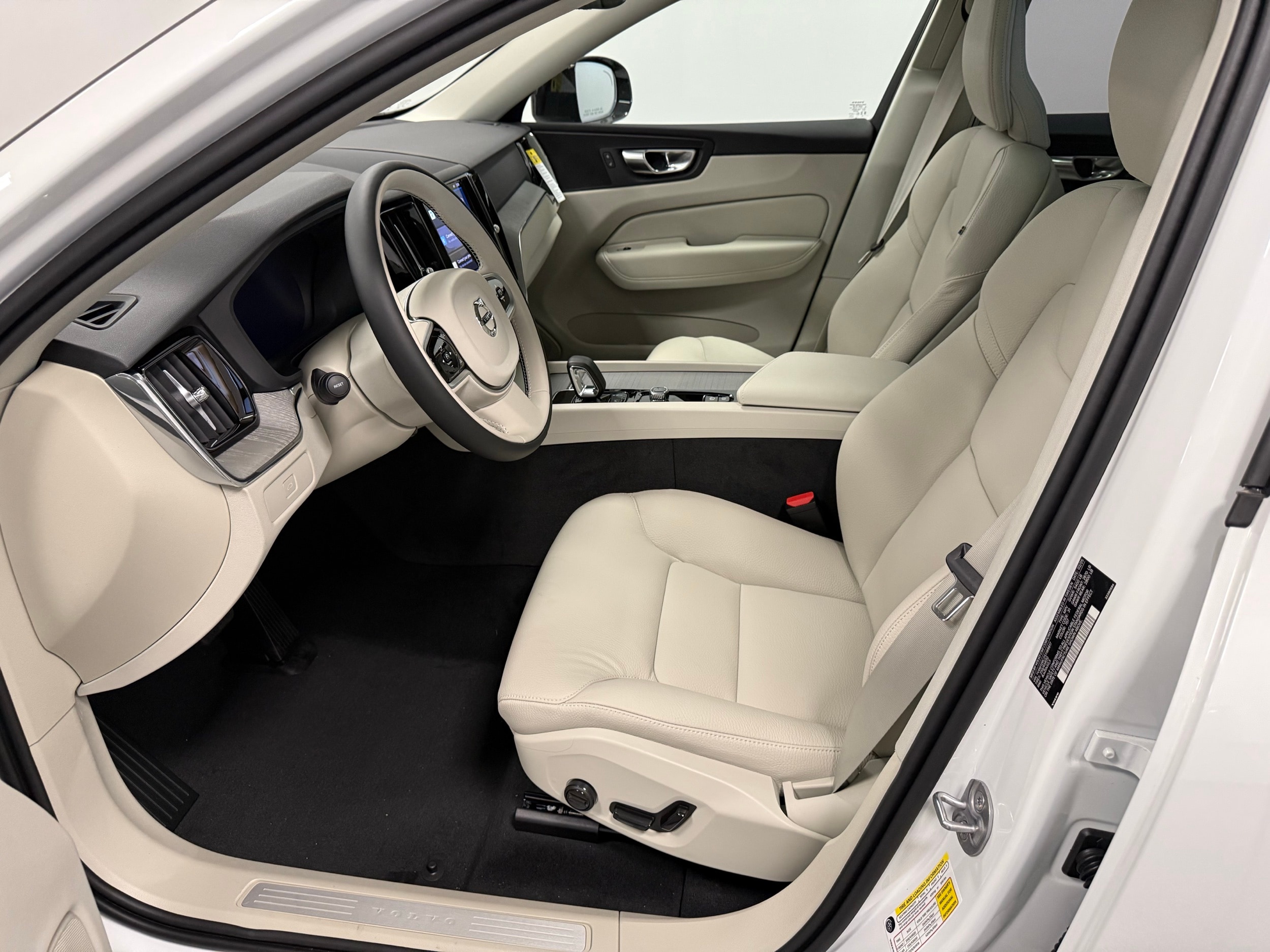 new 2025 Volvo XC60 car, priced at $55,360