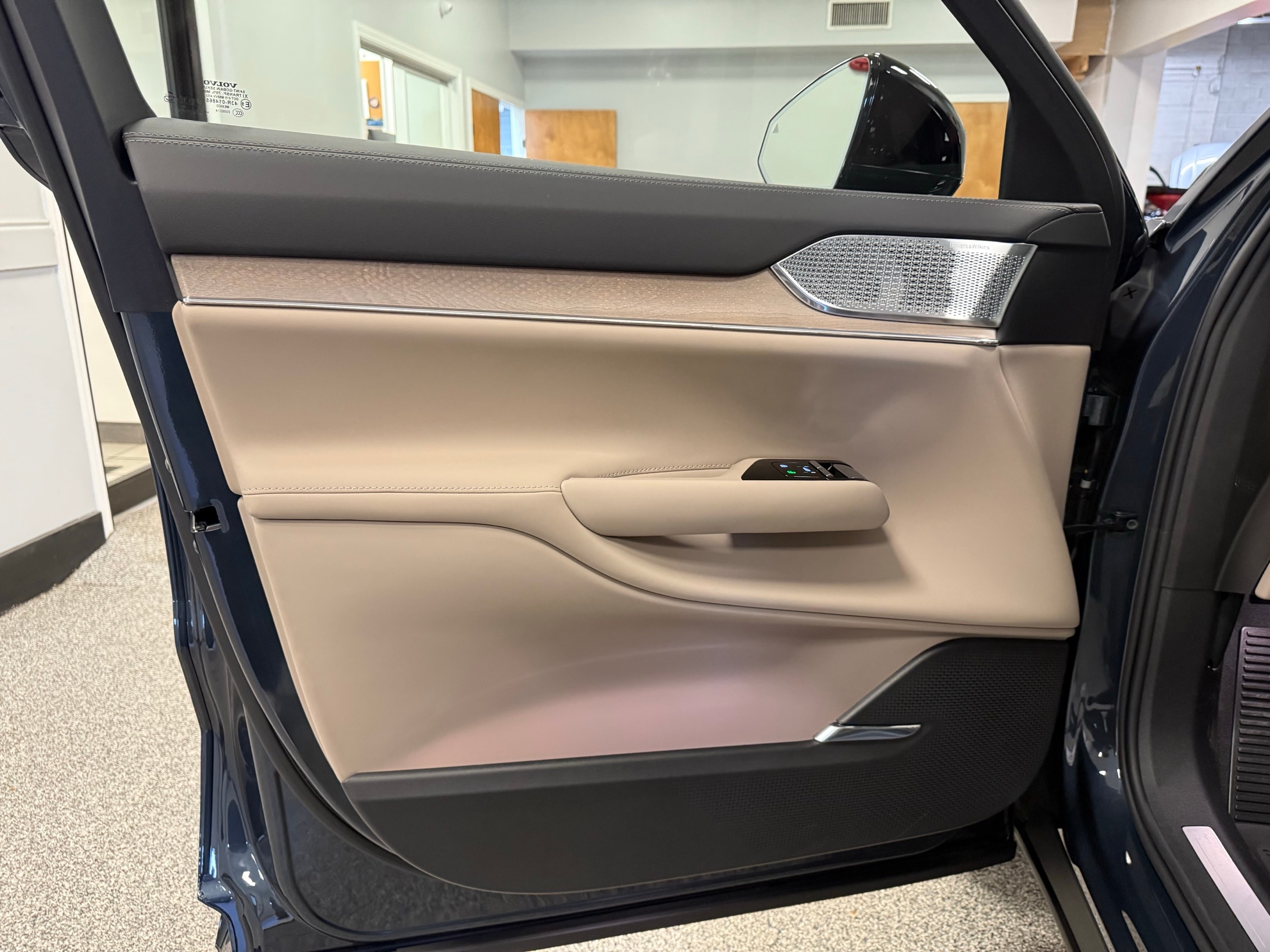 new 2025 Volvo EX90 car, priced at $91,290