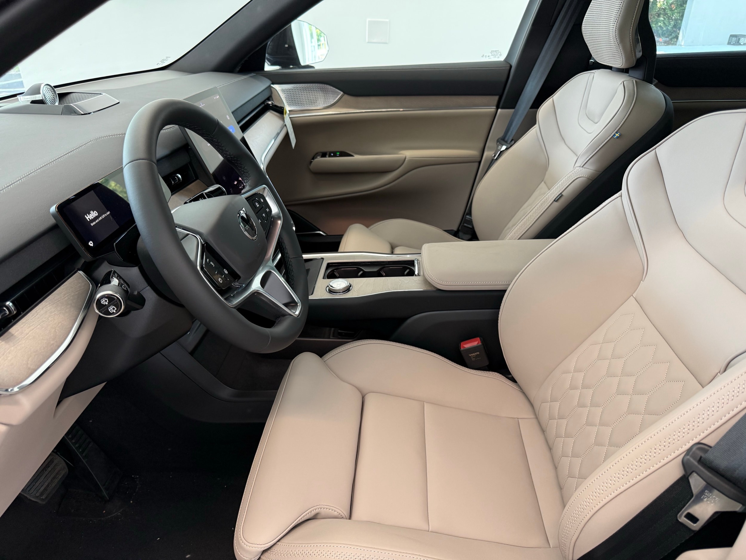 new 2025 Volvo EX90 car, priced at $94,640