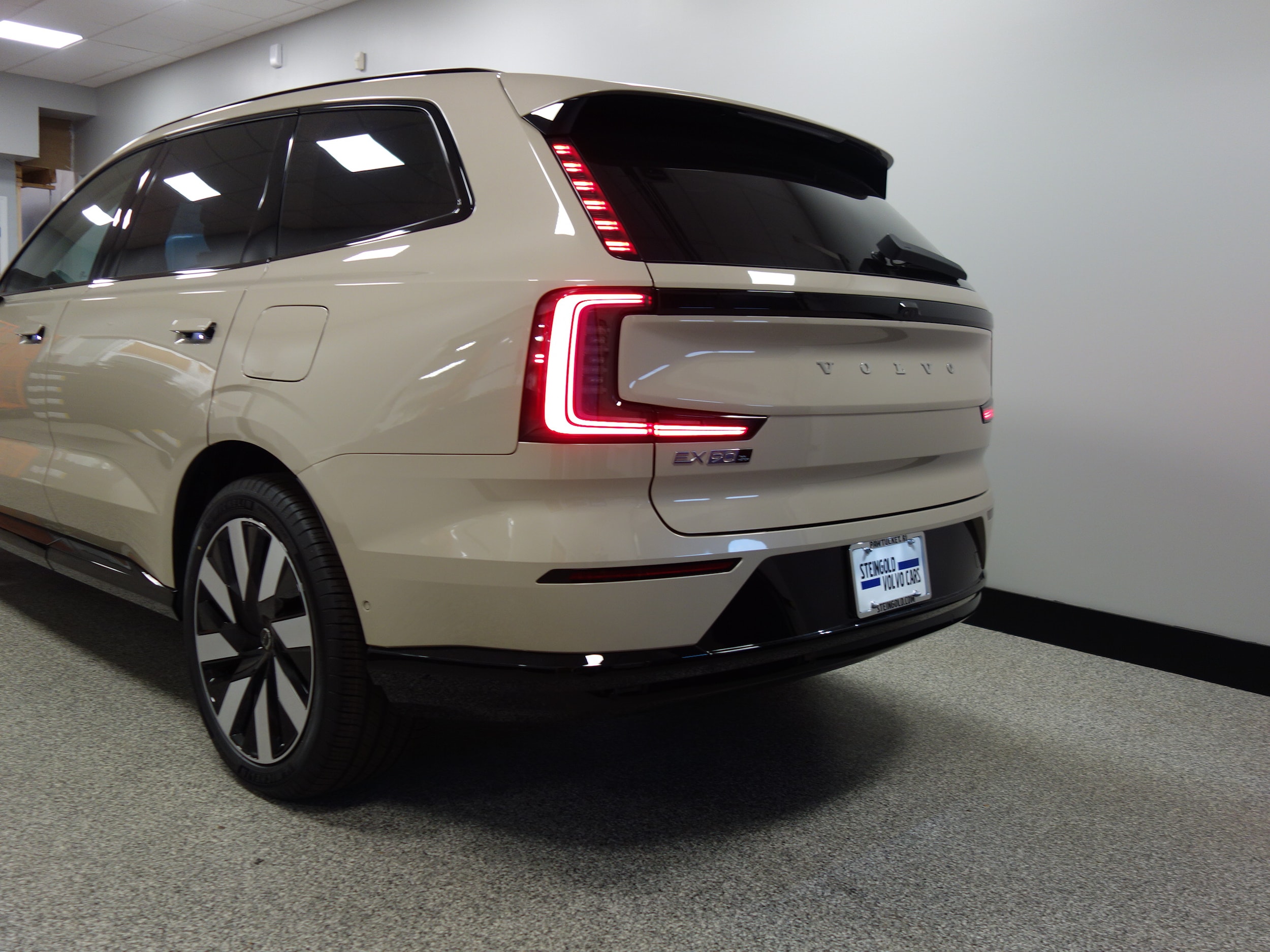 new 2025 Volvo EX90 car, priced at $89,270