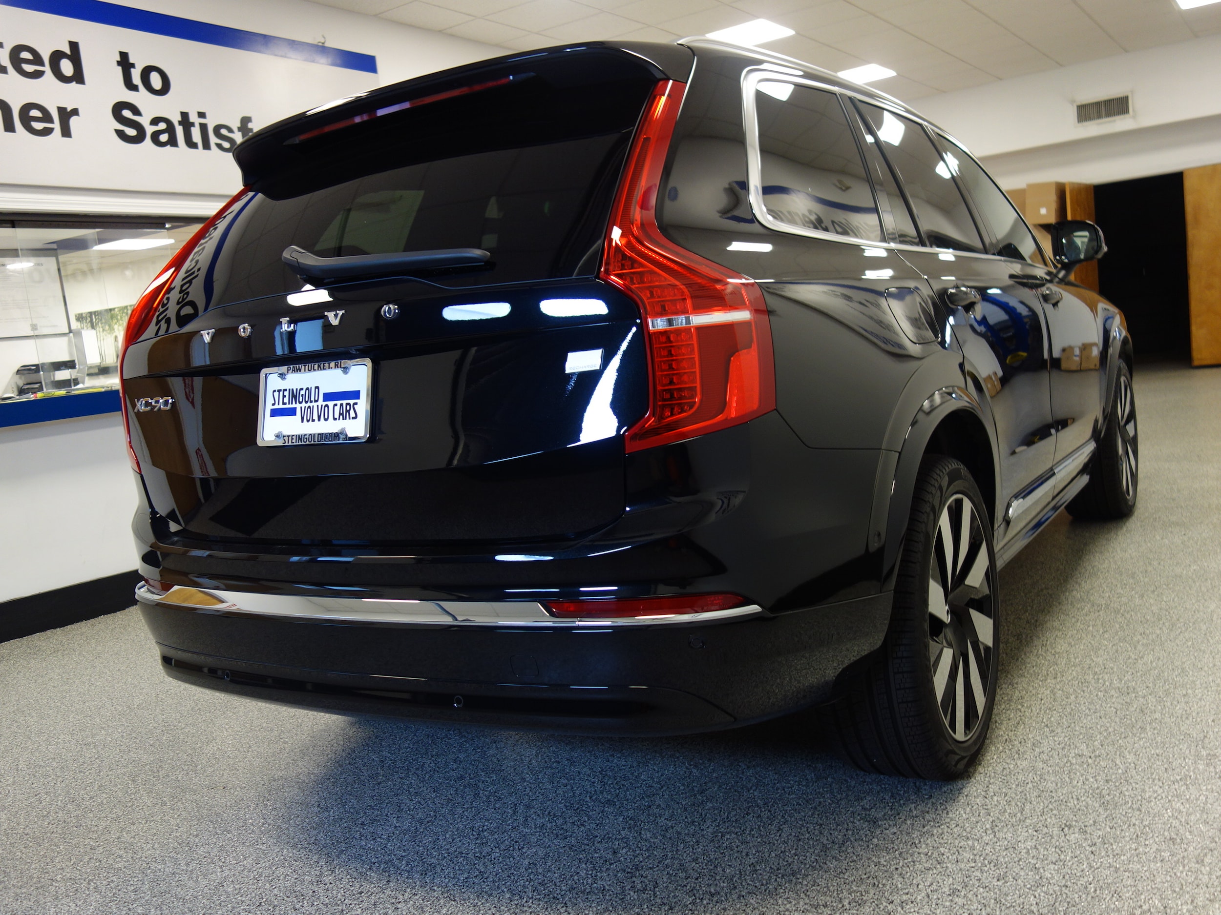 used 2024 Volvo XC90 plug-in hybrid car, priced at $78,635