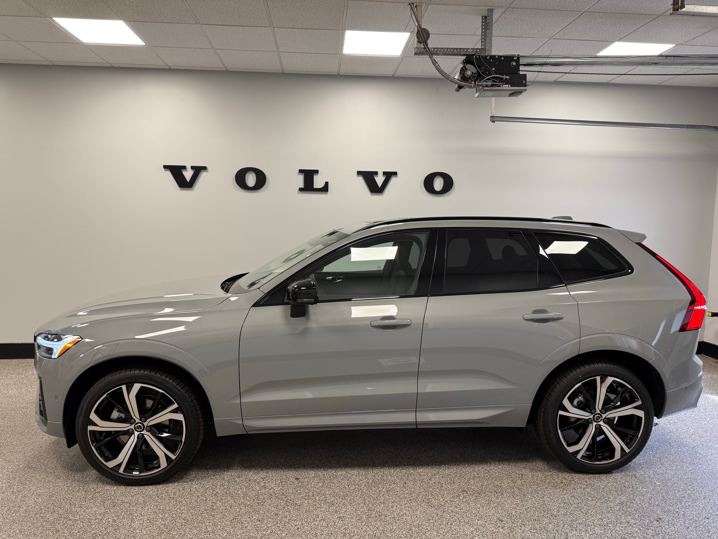 new 2025 Volvo XC60 car, priced at $61,400