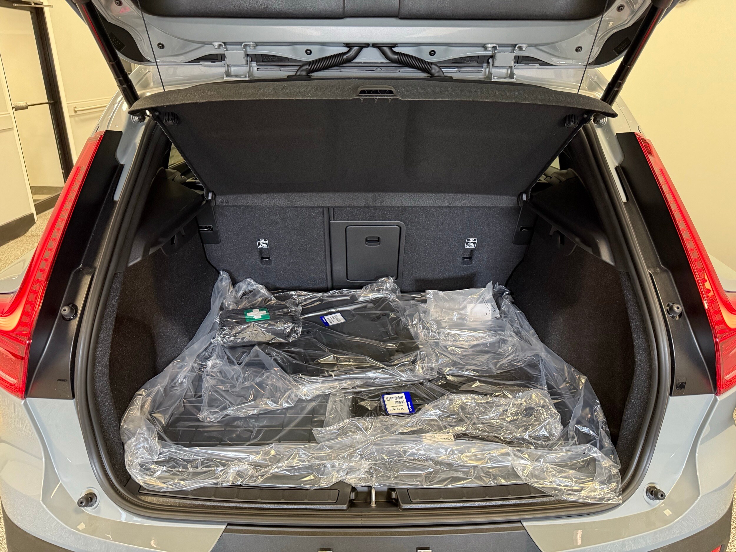 new 2025 Volvo XC40 car, priced at $46,035