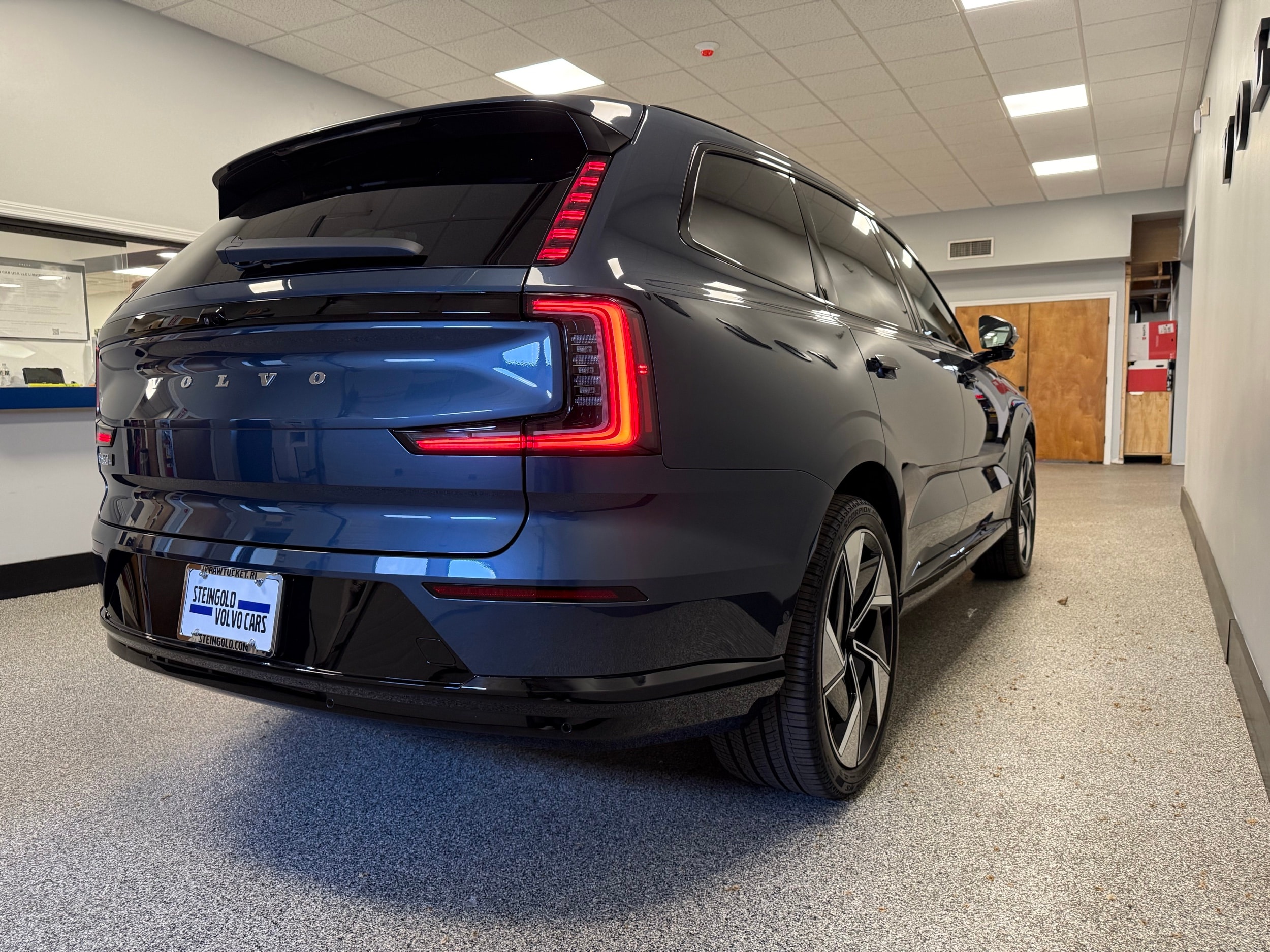 new 2025 Volvo EX90 car, priced at $91,290