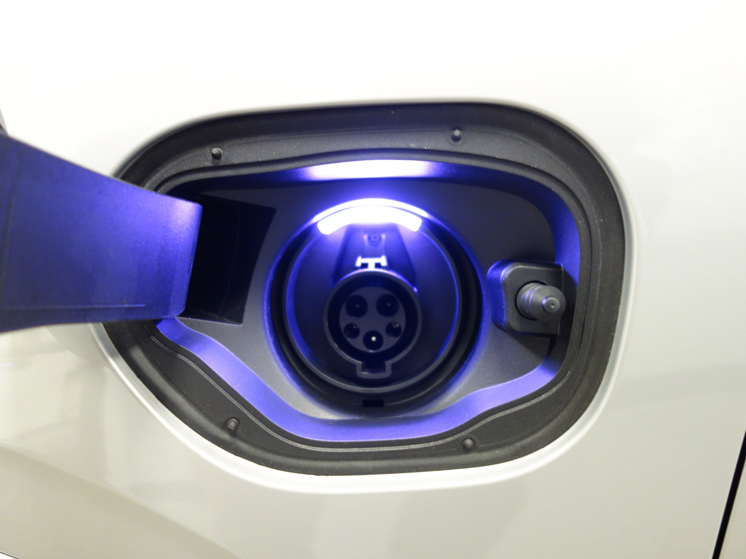 new 2025 Volvo XC90 plug-in hybrid car, priced at $77,145