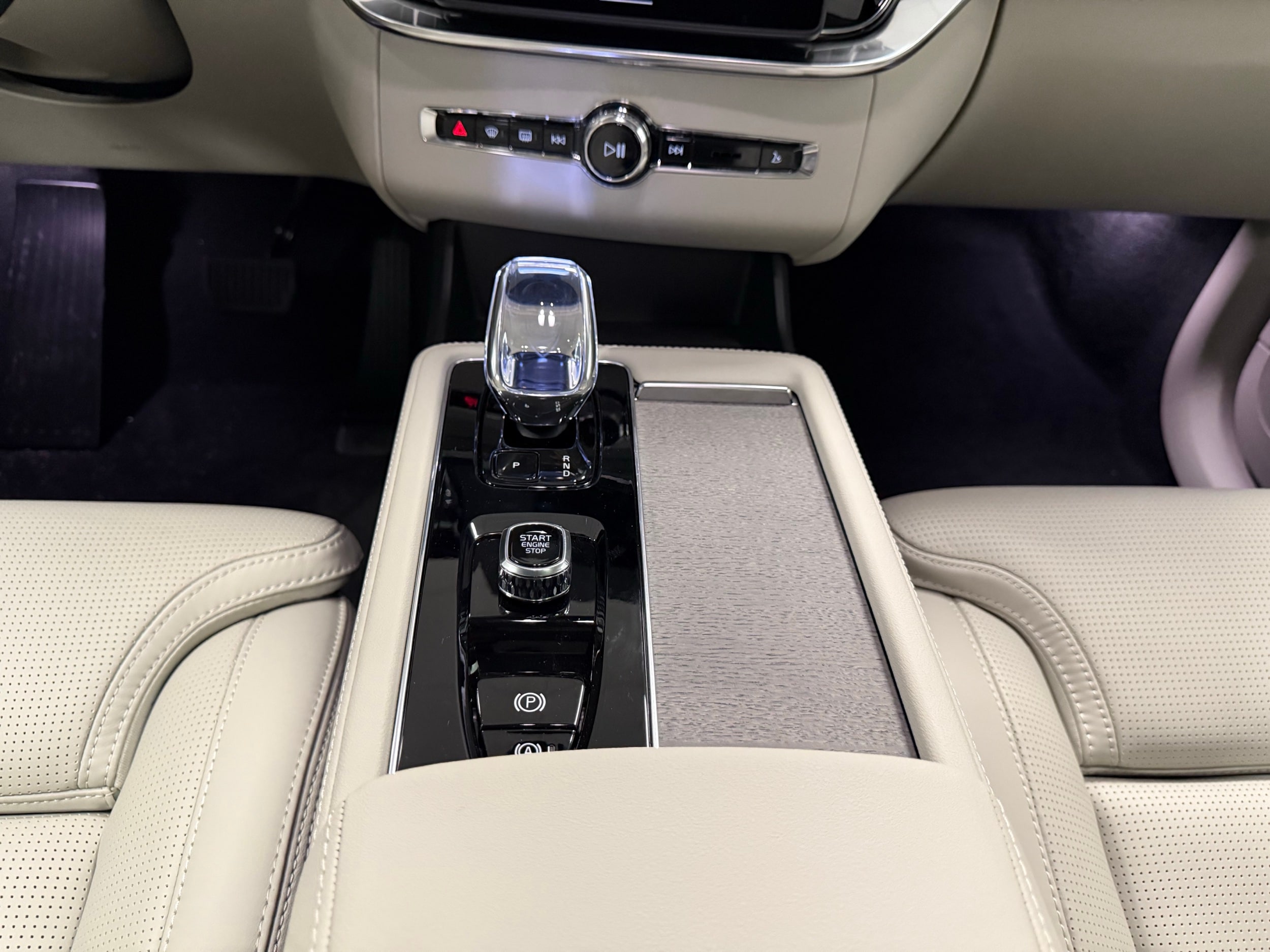 new 2025 Volvo XC90 car, priced at $76,045
