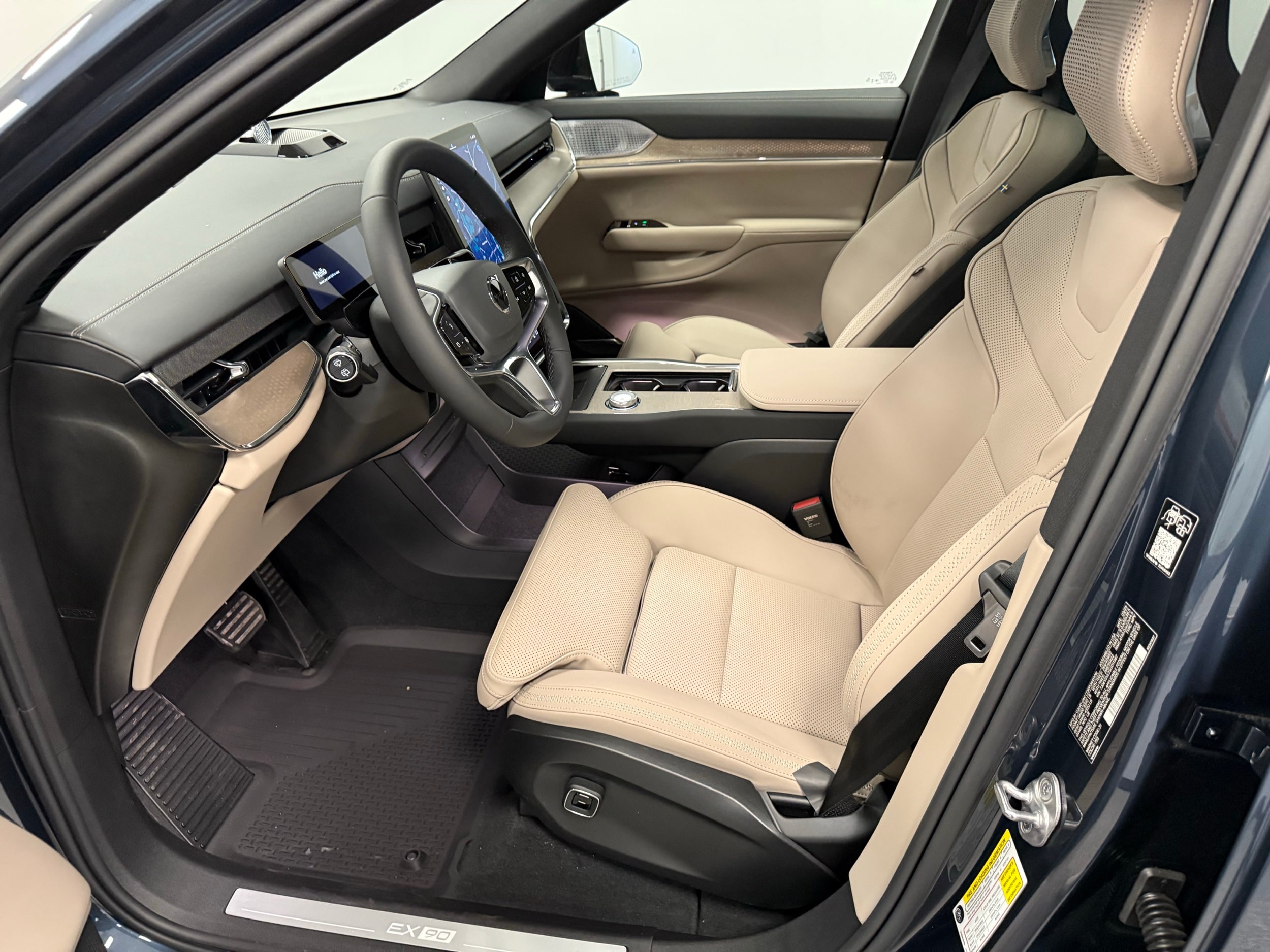 new 2025 Volvo EX90 car, priced at $91,290
