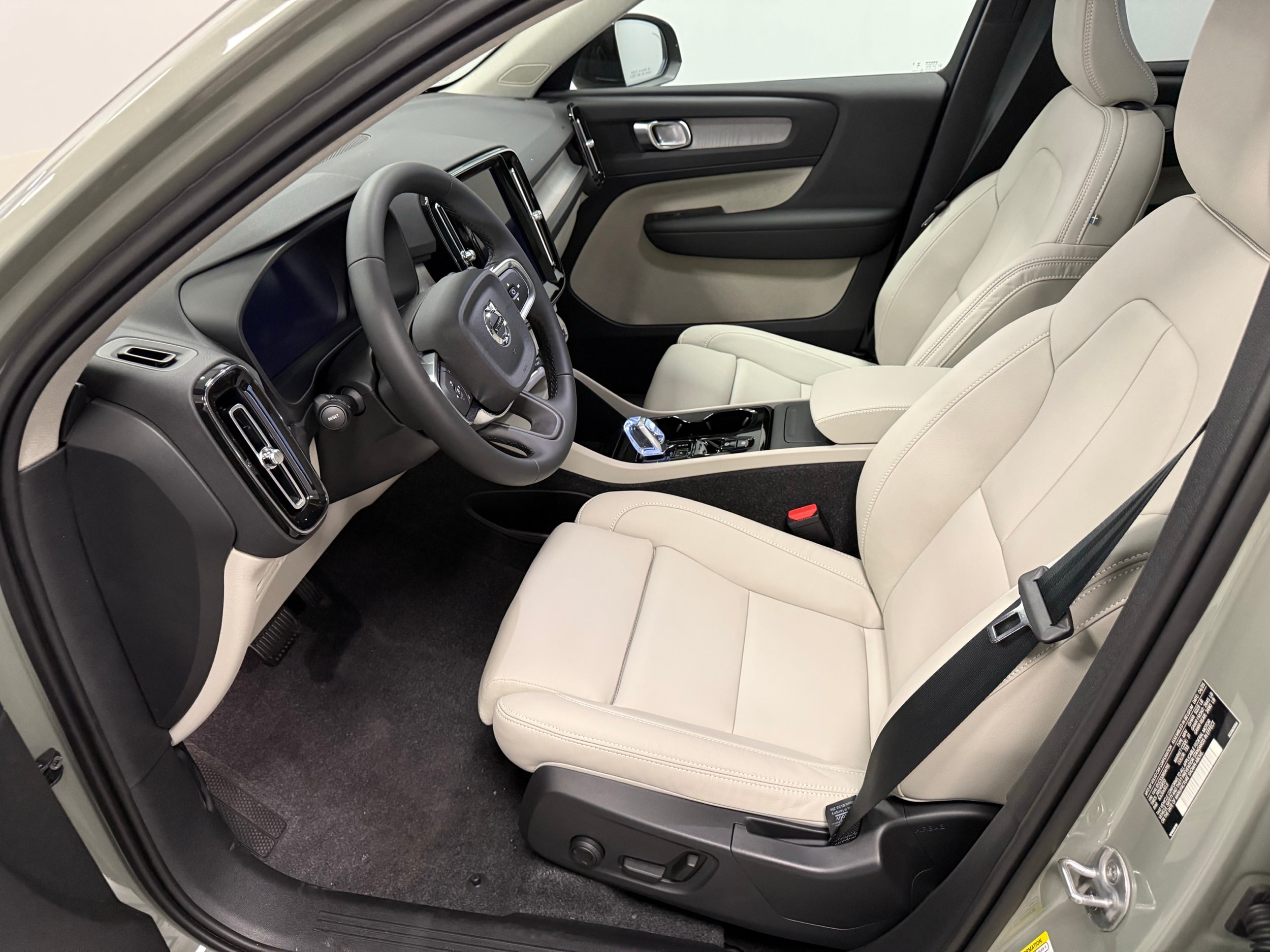 new 2025 Volvo XC40 car, priced at $49,810