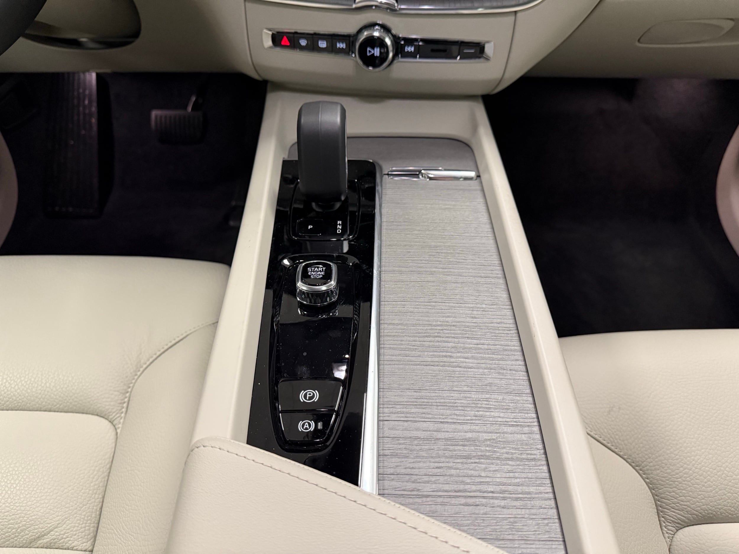 new 2025 Volvo XC60 car, priced at $54,585