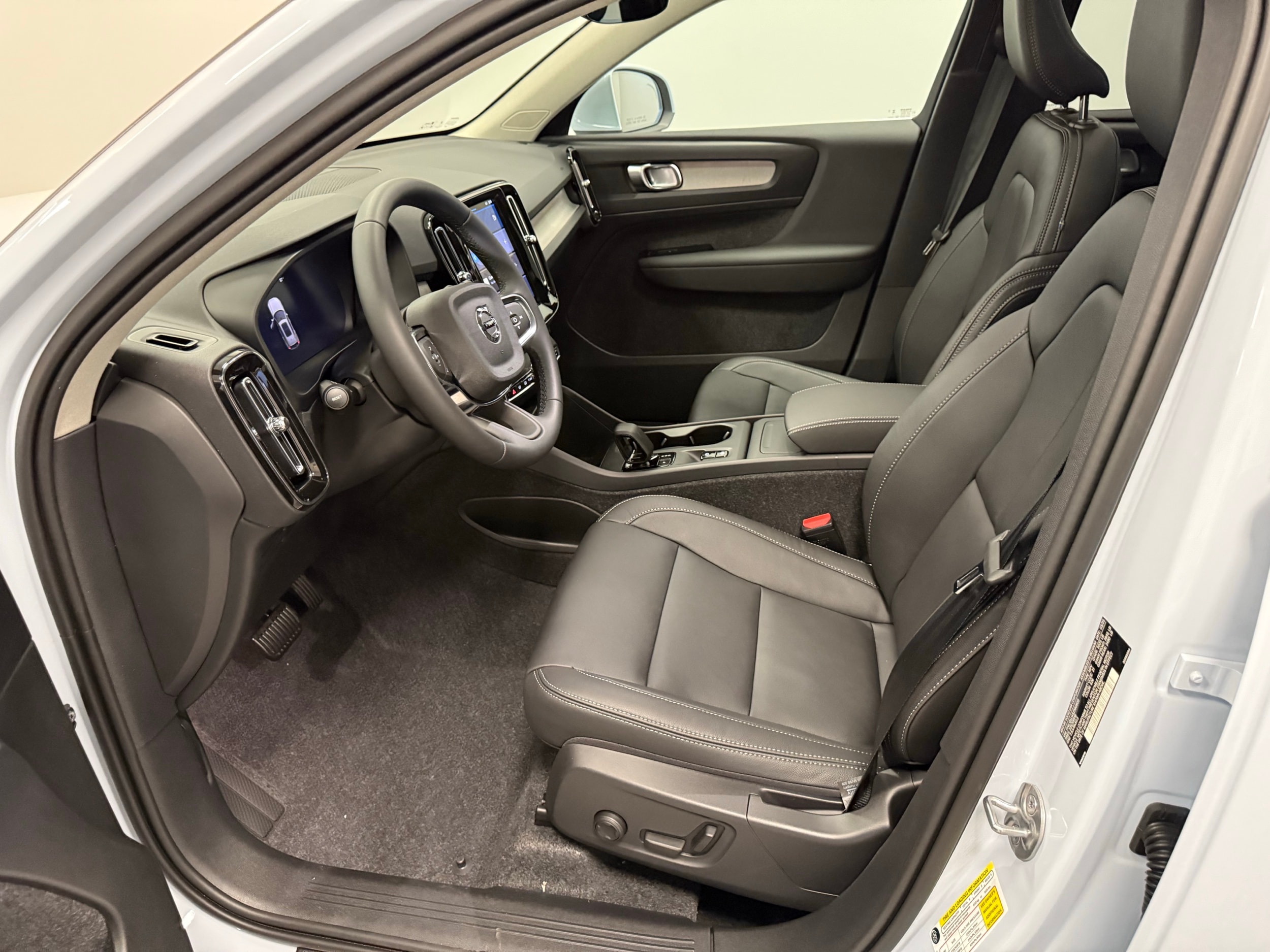 new 2025 Volvo XC40 car, priced at $44,595