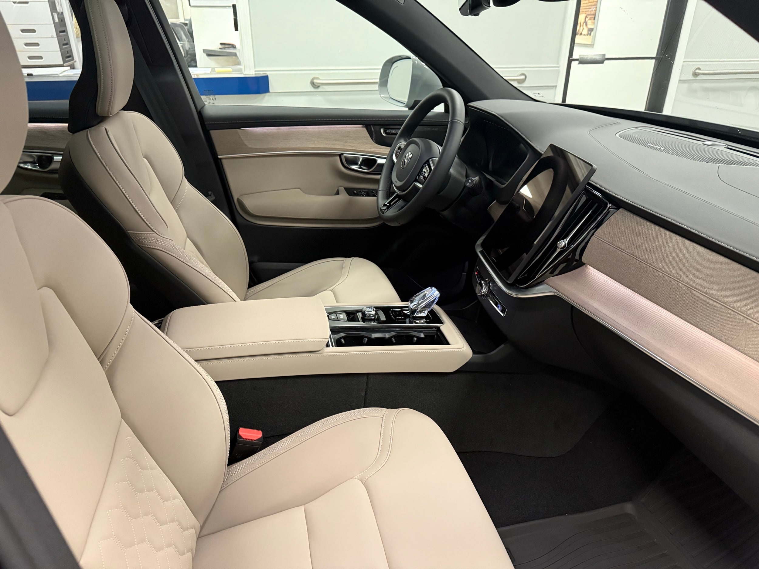 new 2025 Volvo XC90 plug-in hybrid car, priced at $78,805