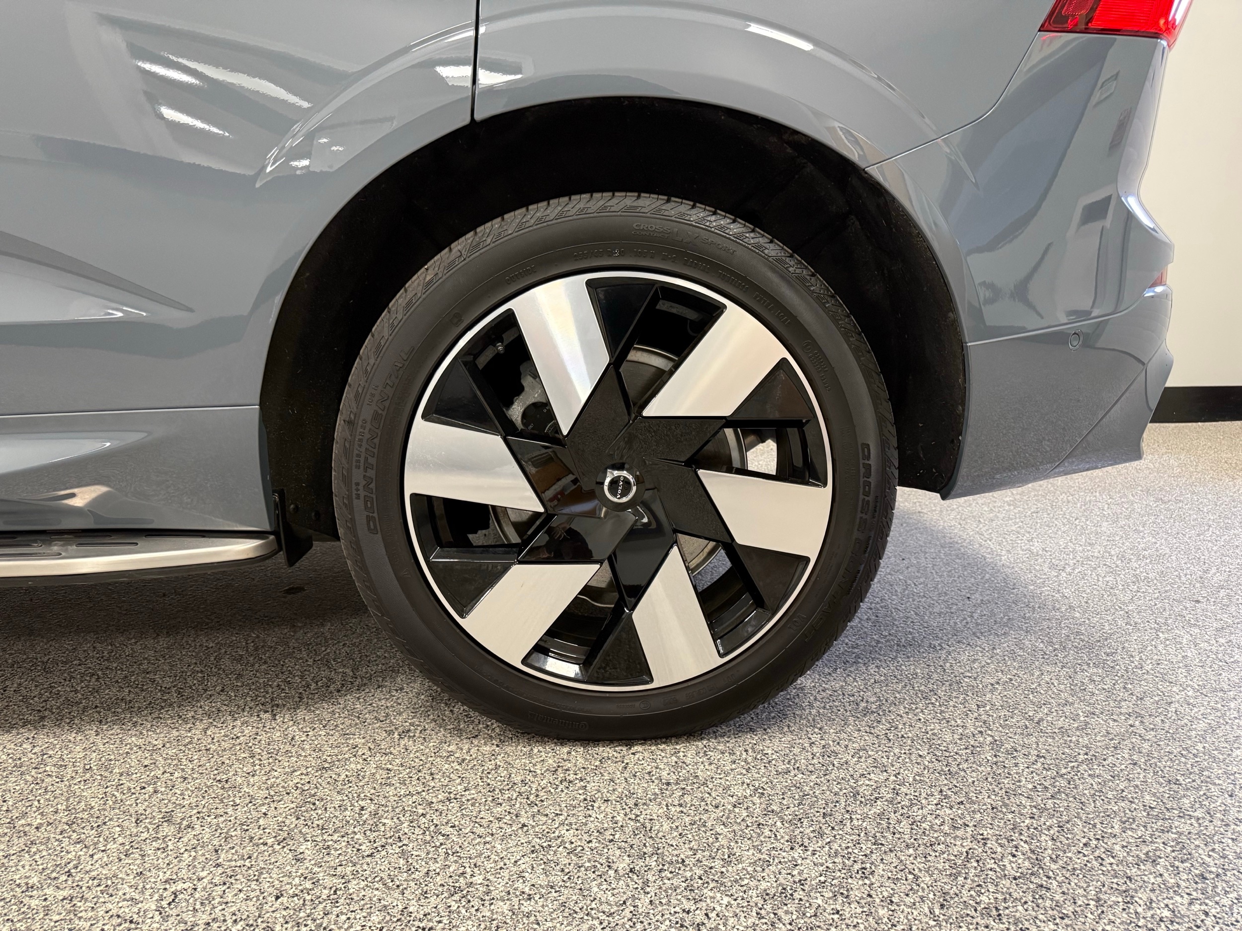 new 2024 Volvo XC60 plug-in hybrid car, priced at $59,920