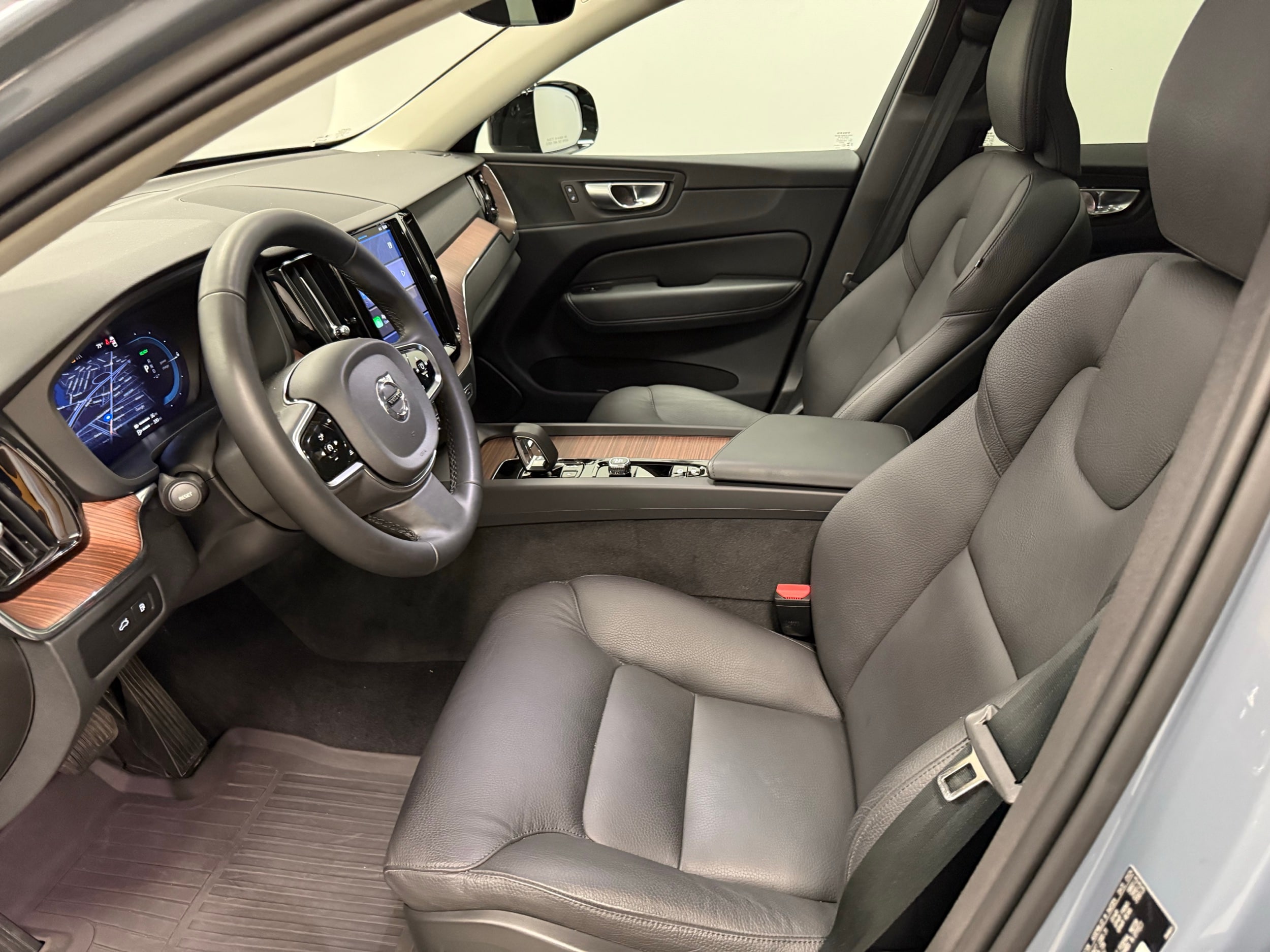 new 2024 Volvo XC60 plug-in hybrid car, priced at $59,920