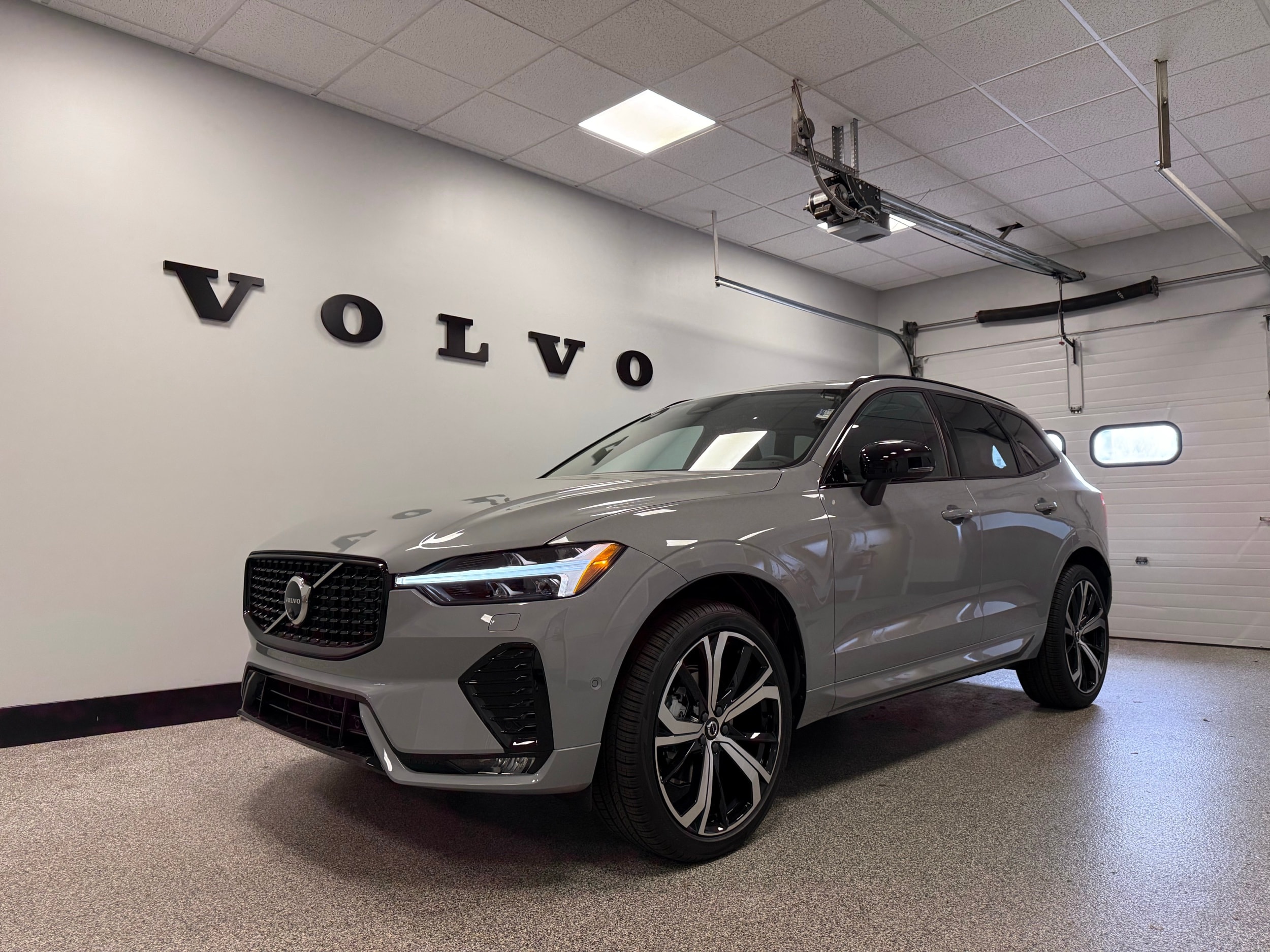 new 2025 Volvo XC60 car, priced at $61,400