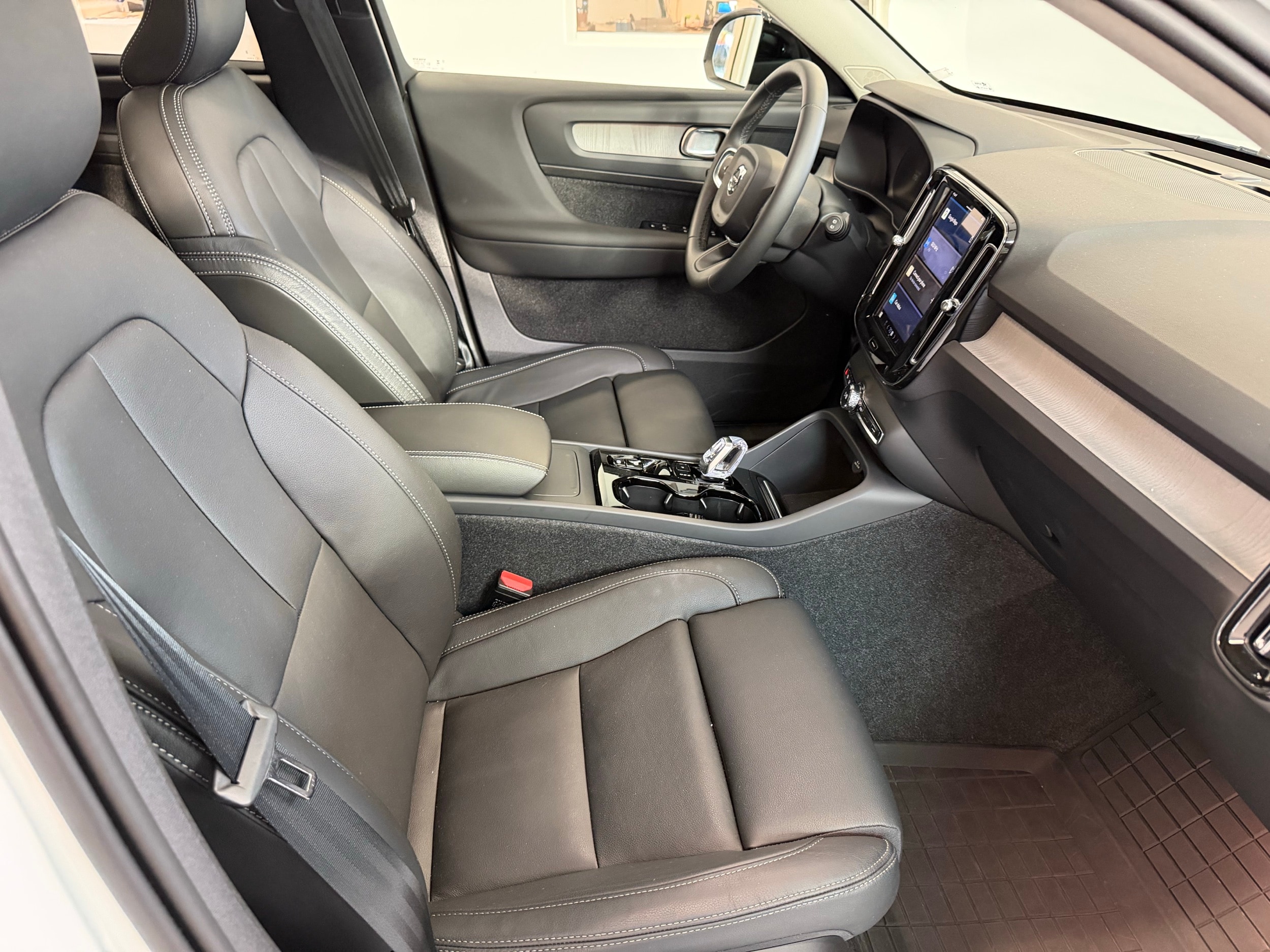 used 2025 Volvo XC40 car, priced at $39,500