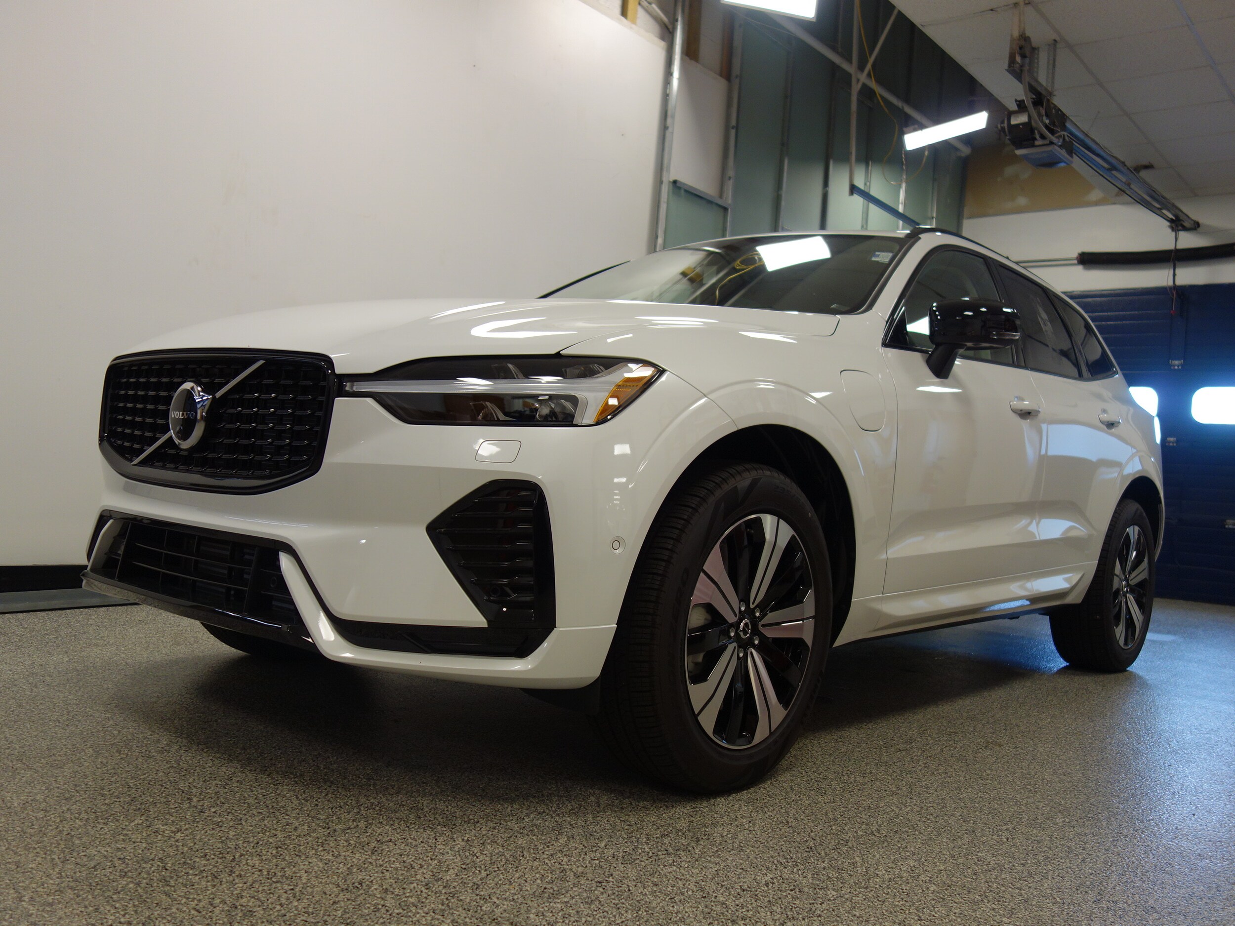 new 2025 Volvo XC60 plug-in hybrid car, priced at $65,640