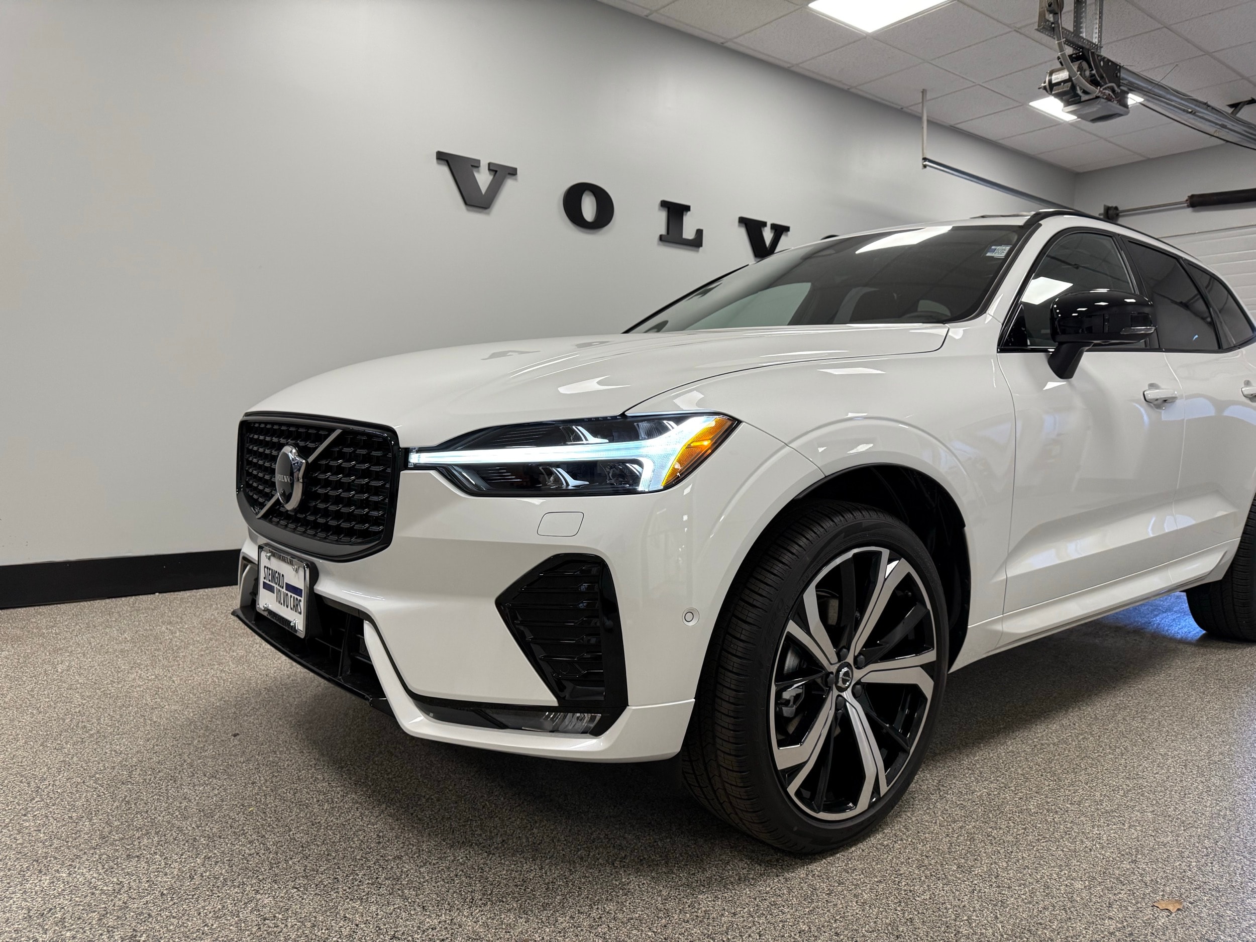 new 2025 Volvo XC60 car, priced at $60,660