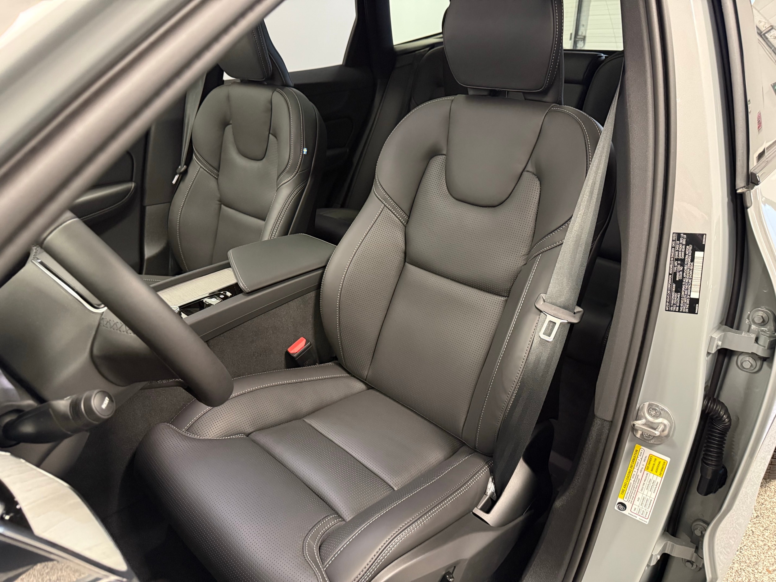 new 2025 Volvo XC60 car, priced at $61,400
