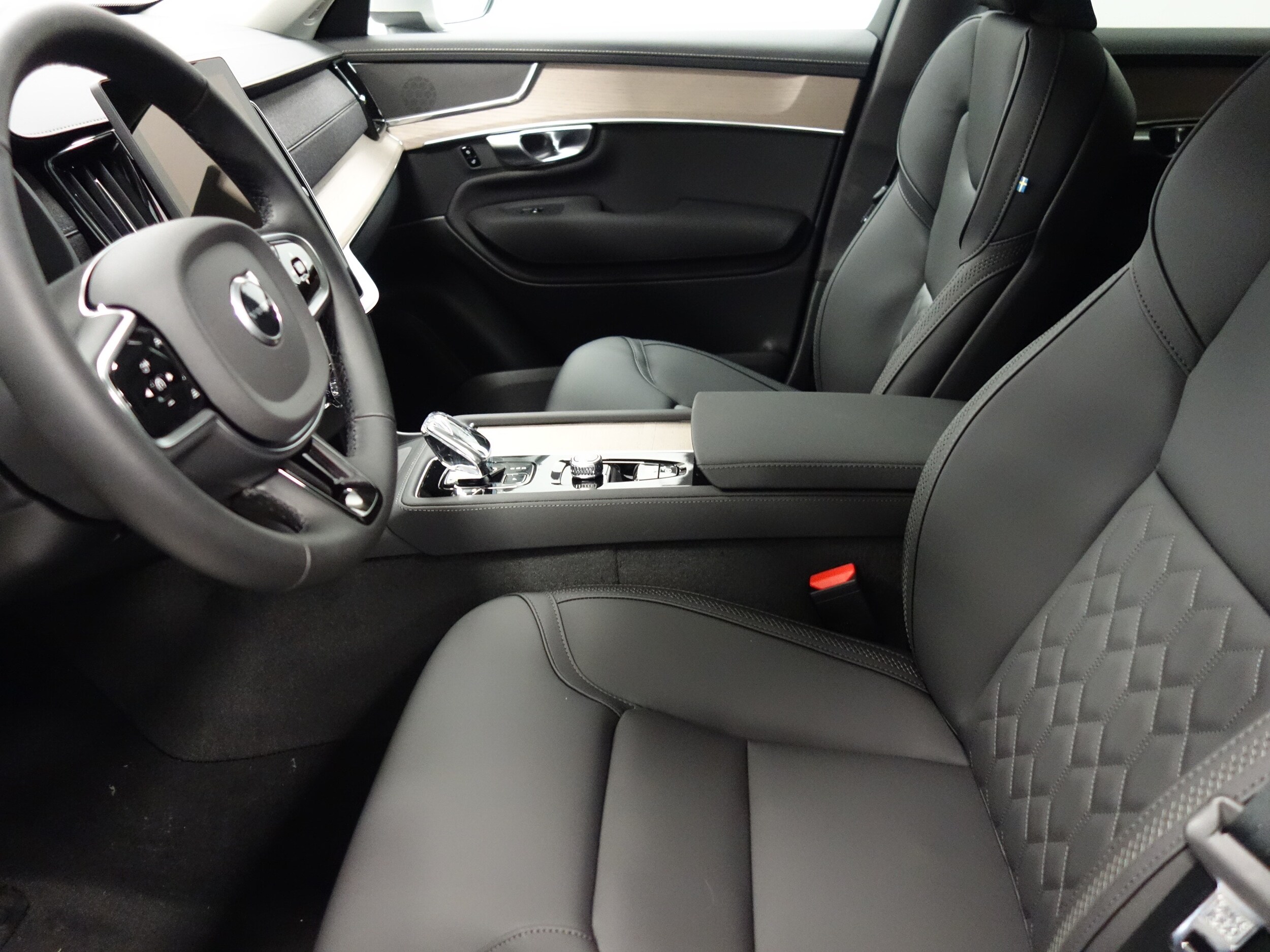 new 2025 Volvo XC90 plug-in hybrid car, priced at $77,145