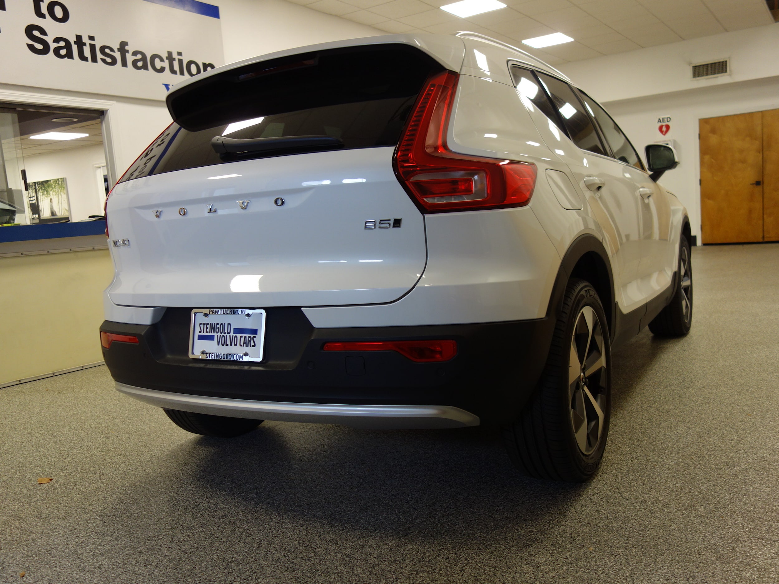 new 2025 Volvo XC40 car, priced at $46,015