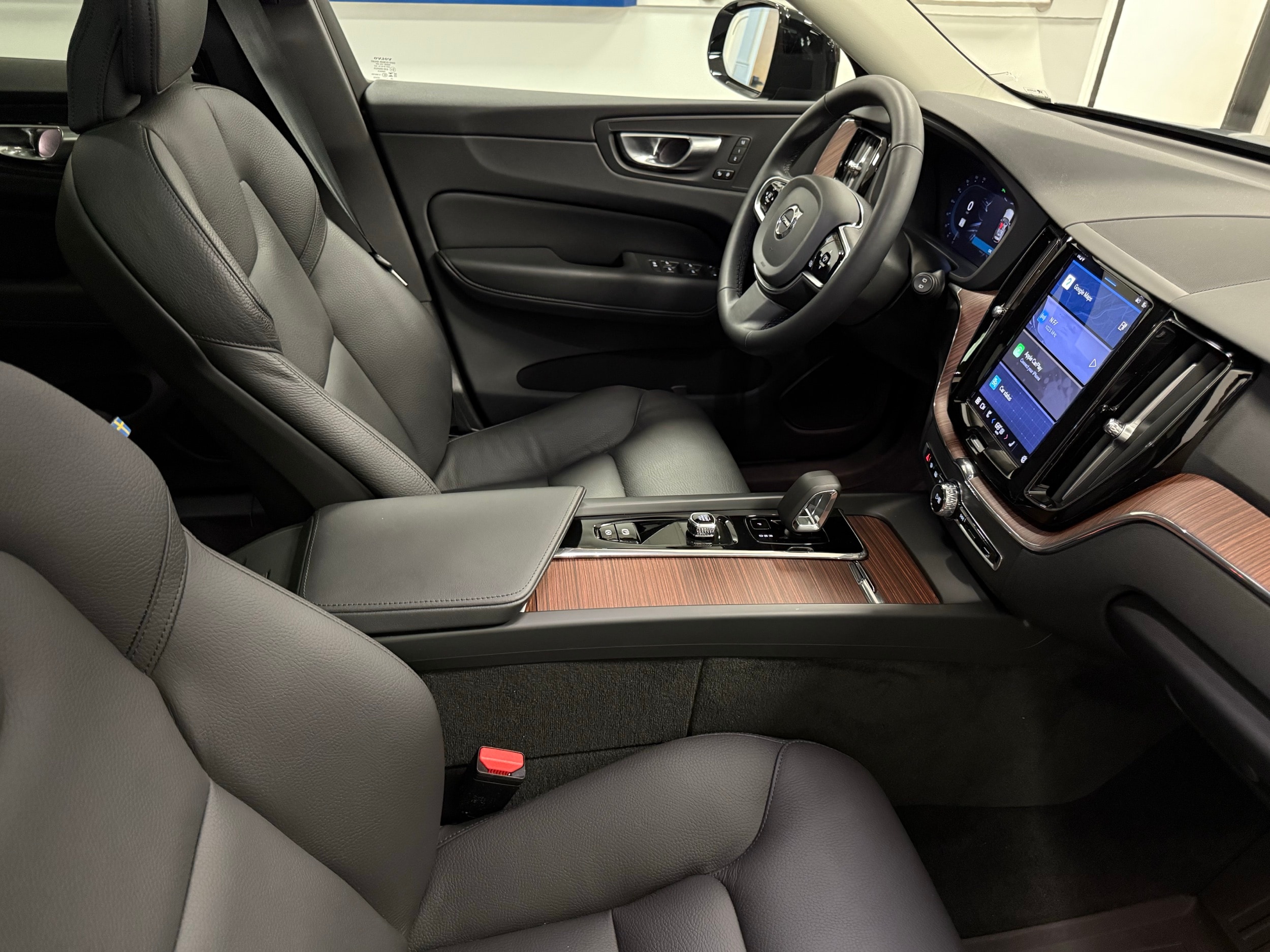 new 2024 Volvo XC60 plug-in hybrid car, priced at $59,920