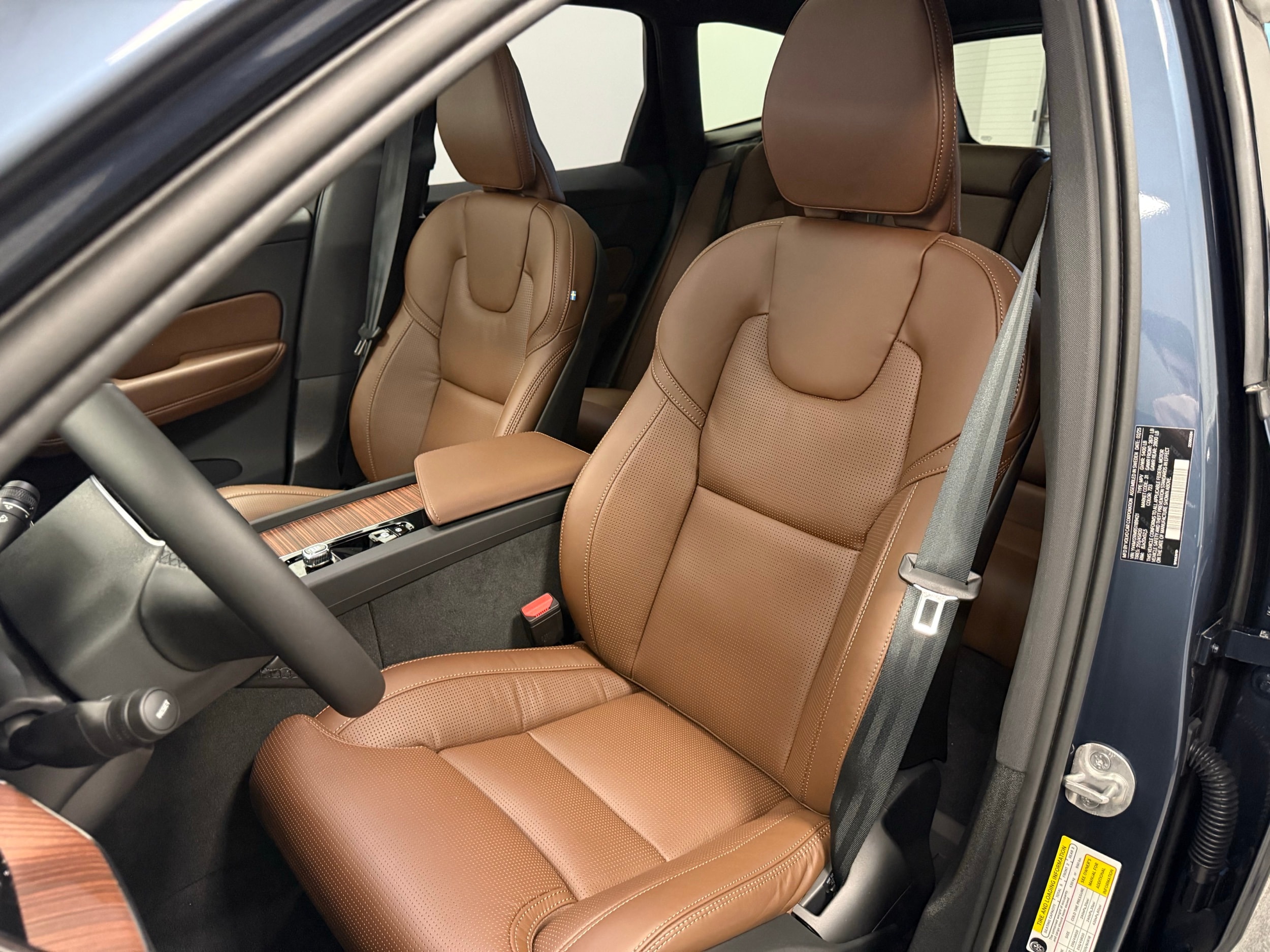 new 2025 Volvo XC60 car, priced at $59,645
