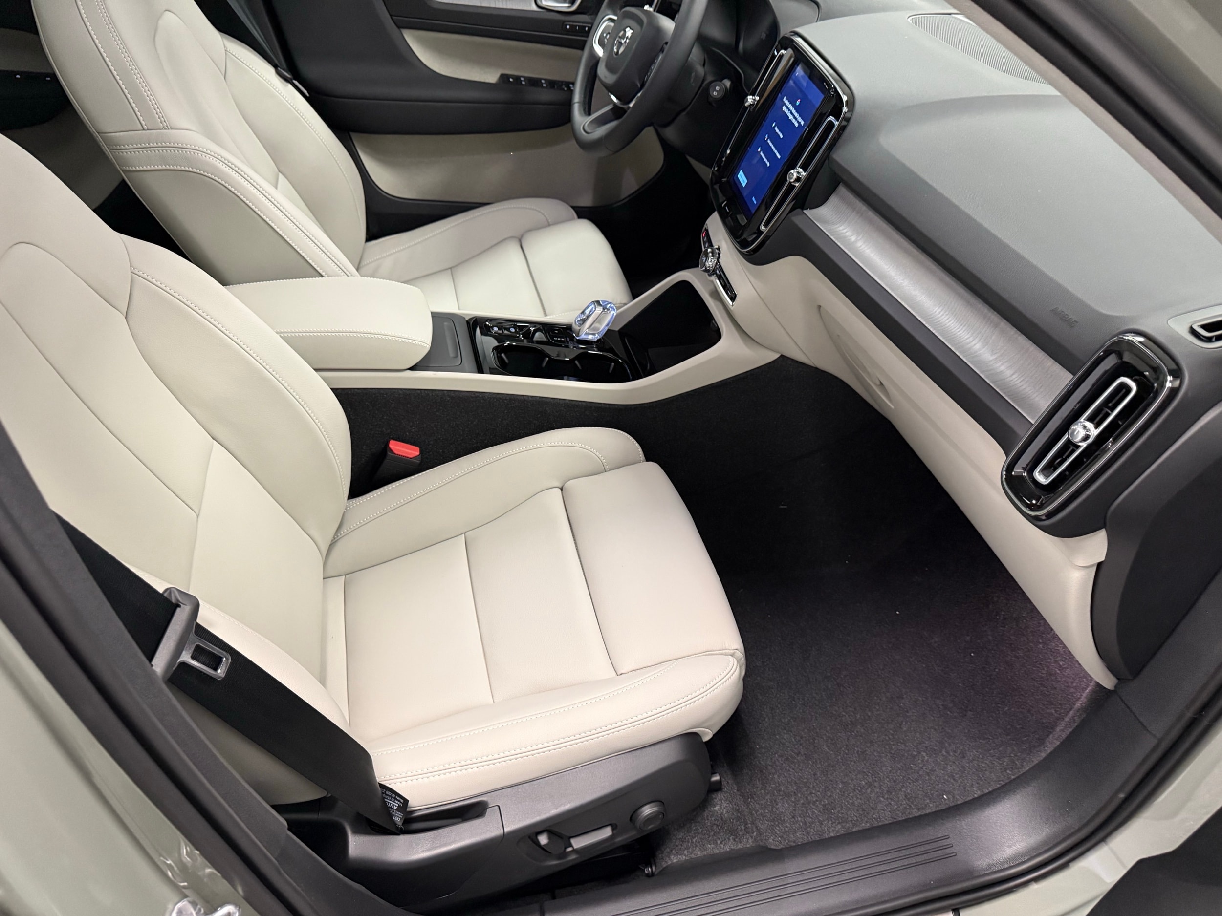new 2025 Volvo XC40 car, priced at $49,810
