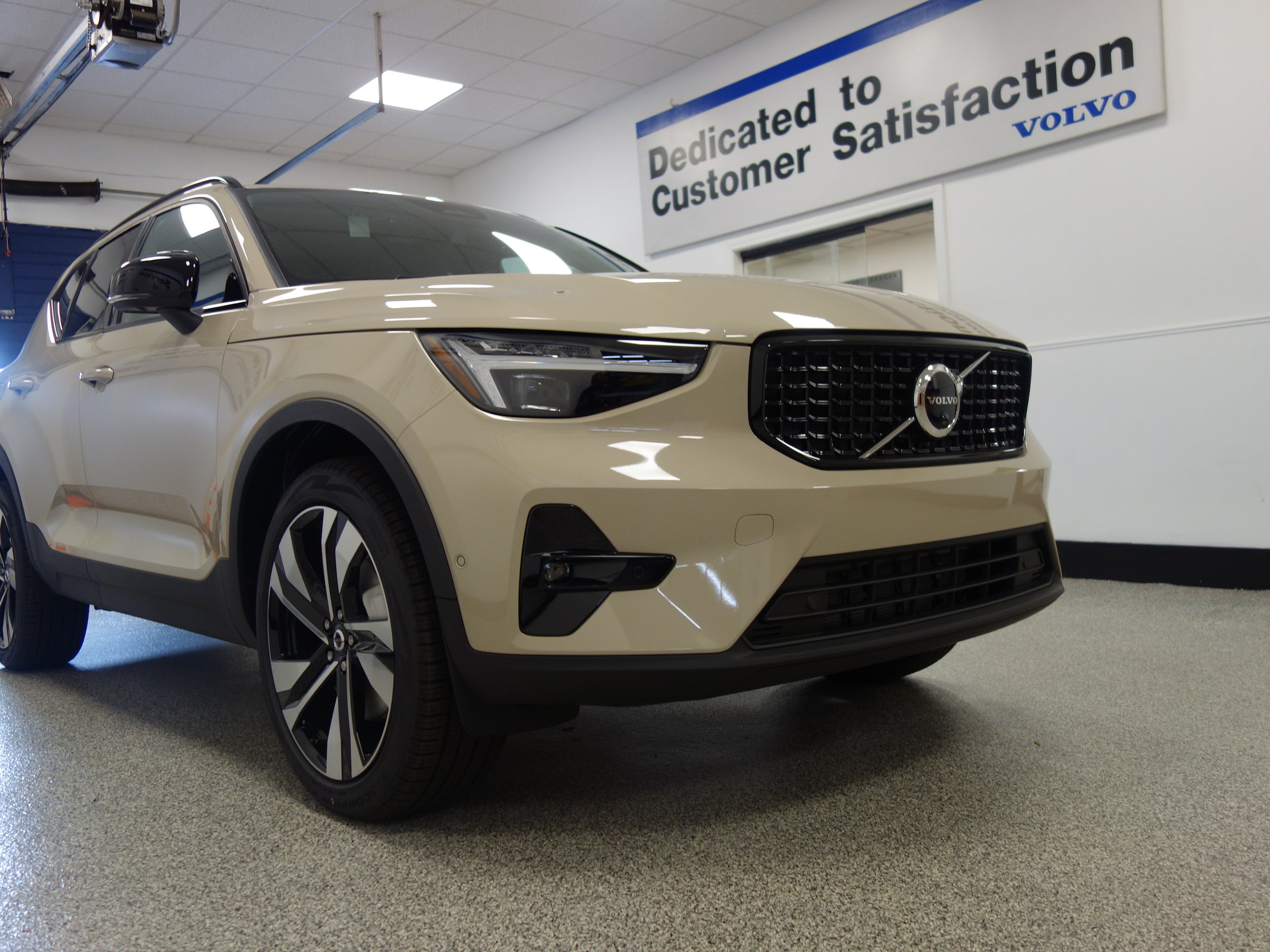 new 2025 Volvo XC40 car, priced at $51,040