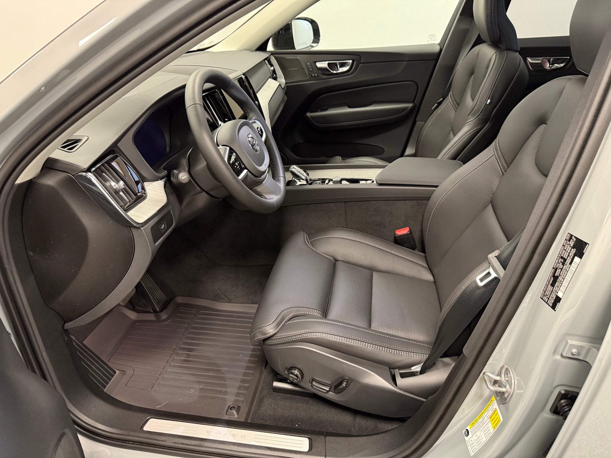 new 2025 Volvo XC60 car, priced at $61,400