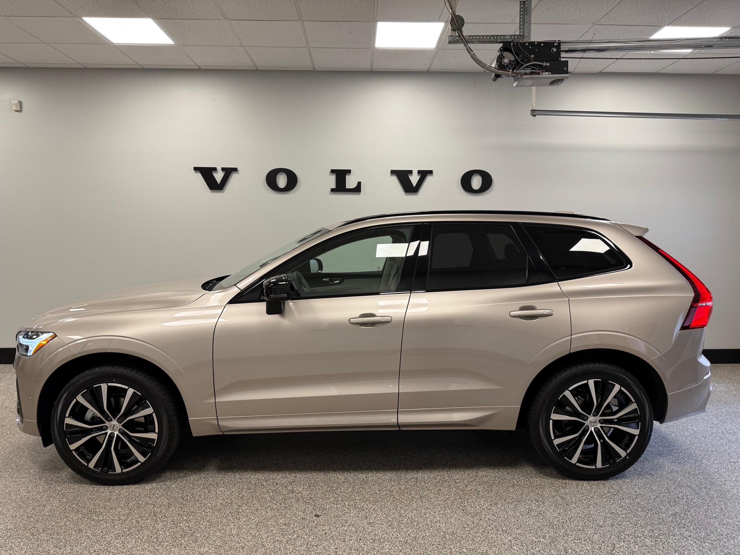 new 2025 Volvo XC60 car, priced at $55,360