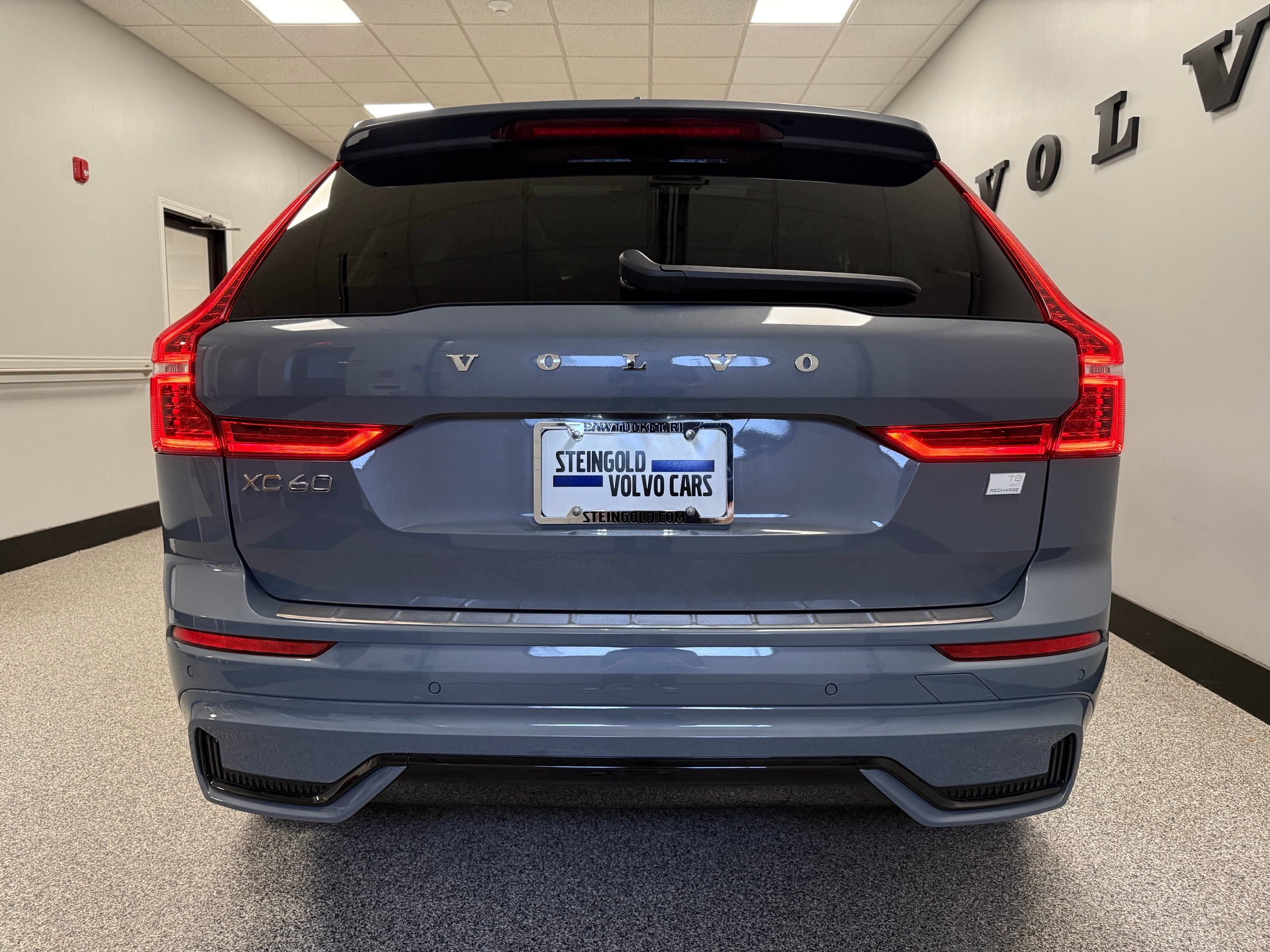 new 2024 Volvo XC60 plug-in hybrid car, priced at $59,920