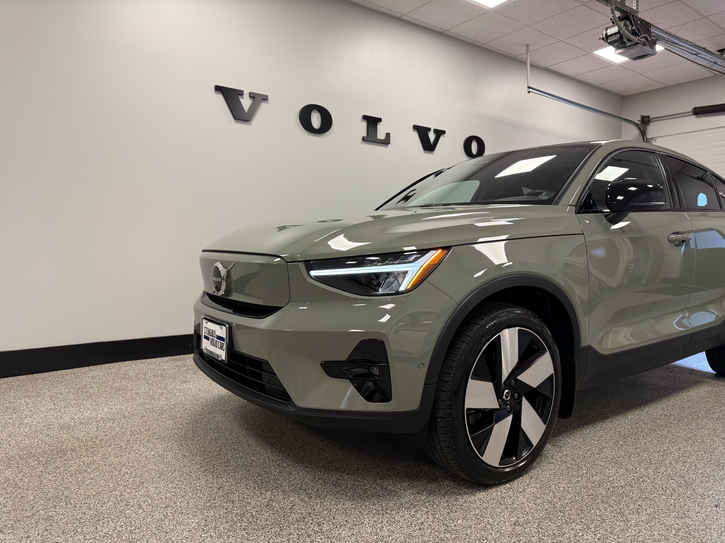 used 2024 Volvo C40 Recharge Pure Electric car, priced at $39,500