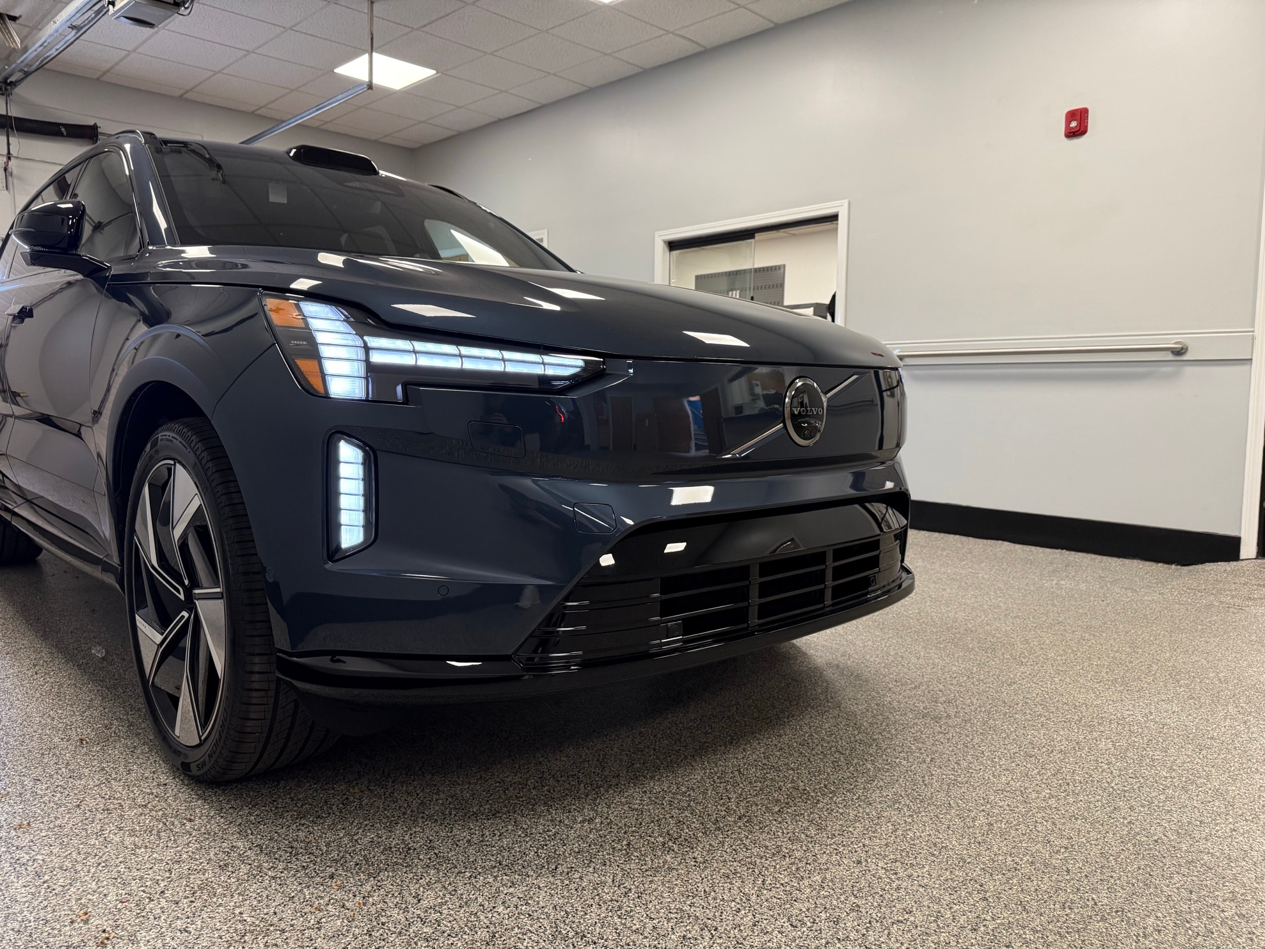 new 2025 Volvo EX90 car, priced at $91,290