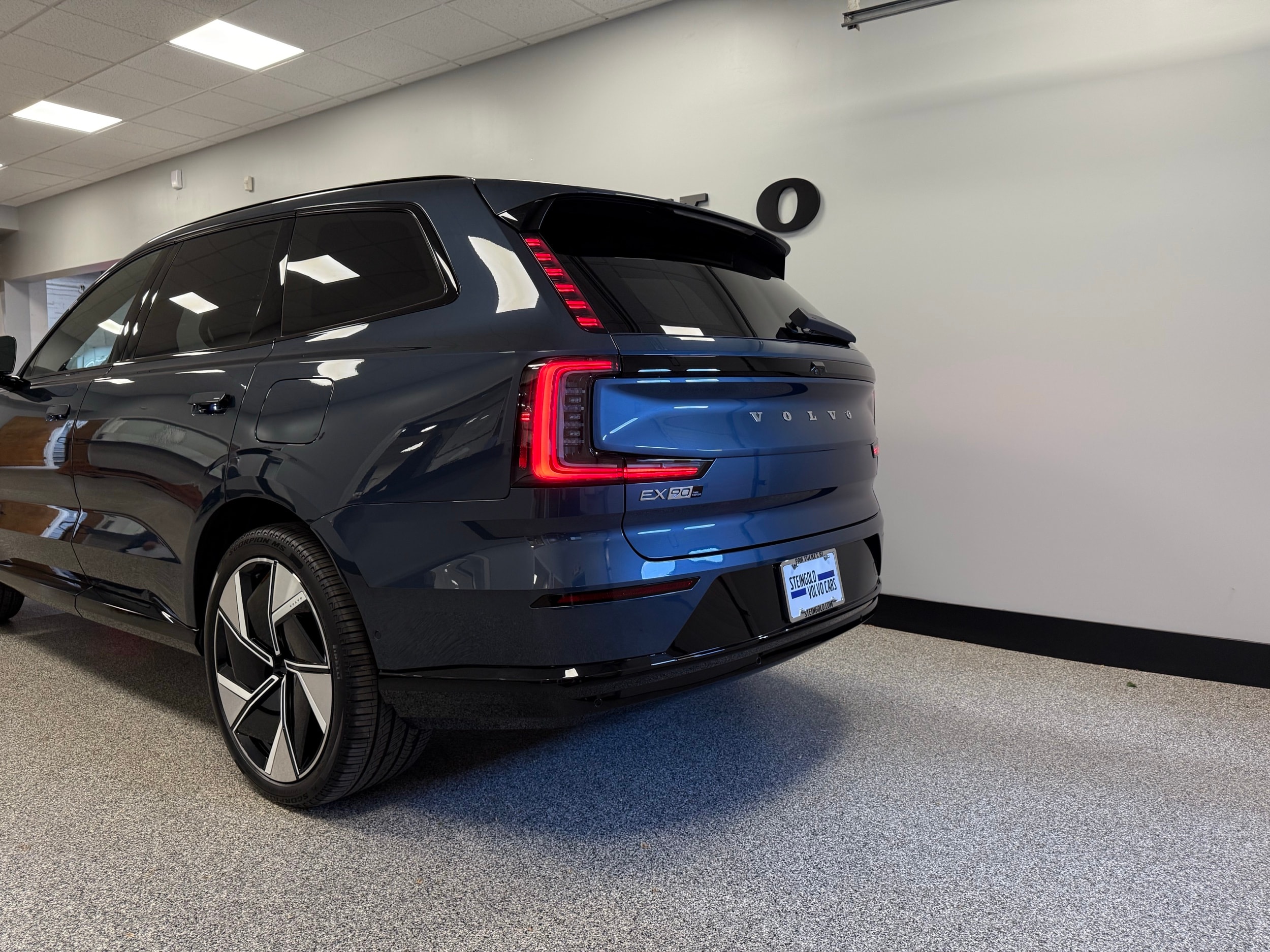 new 2025 Volvo EX90 car, priced at $91,290