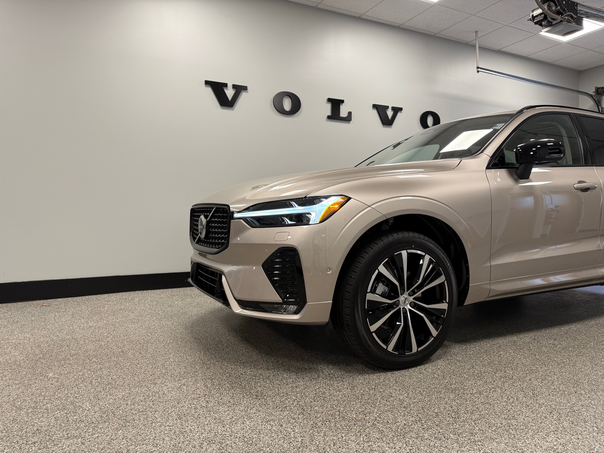 new 2025 Volvo XC60 car, priced at $55,360