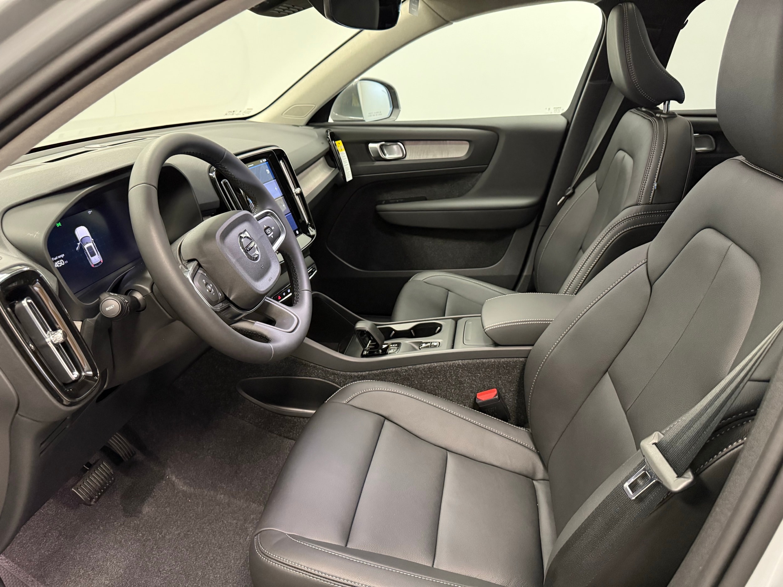 new 2025 Volvo XC40 car, priced at $46,035