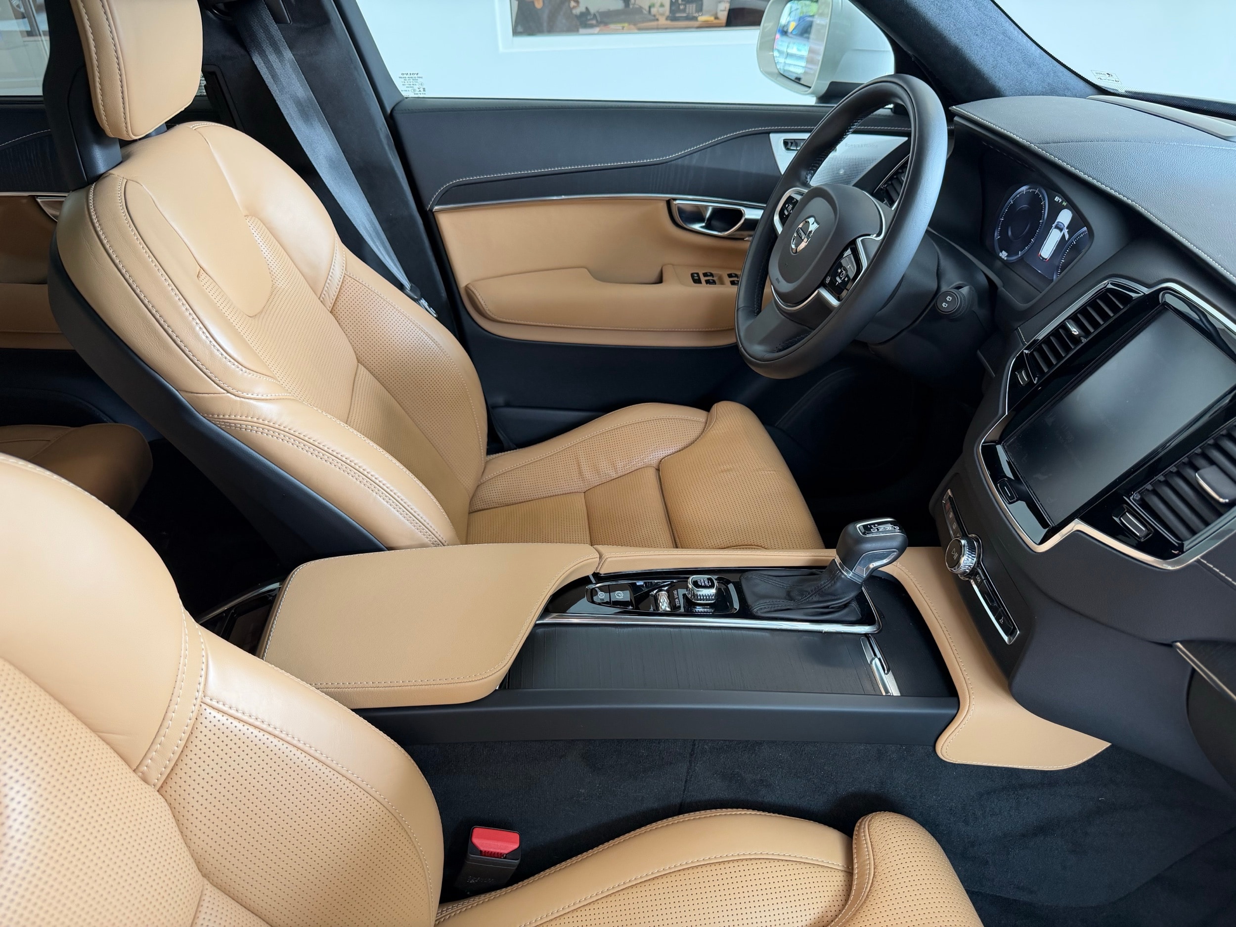 used 2021 Volvo XC90 car, priced at $38,400