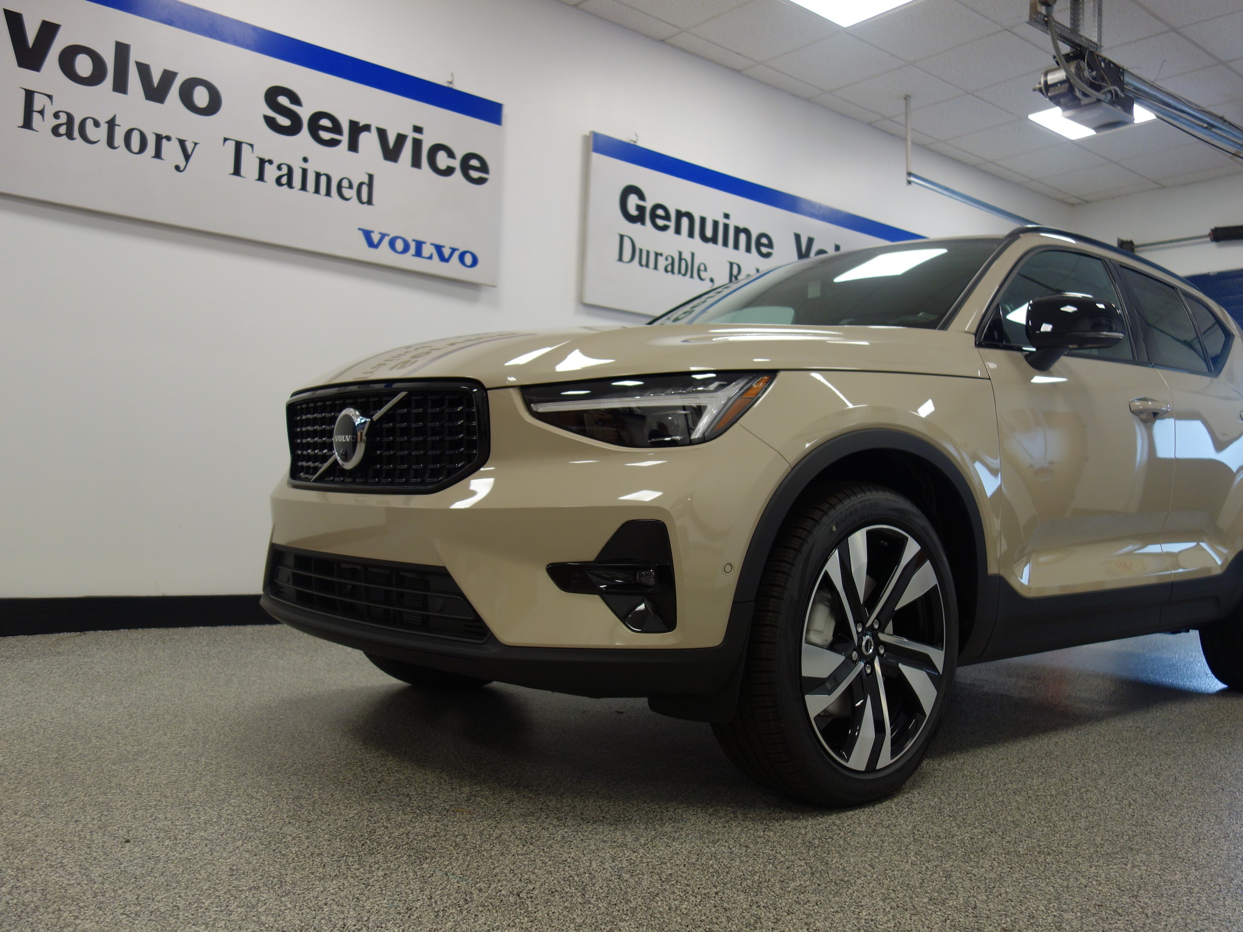 new 2025 Volvo XC40 car, priced at $51,040