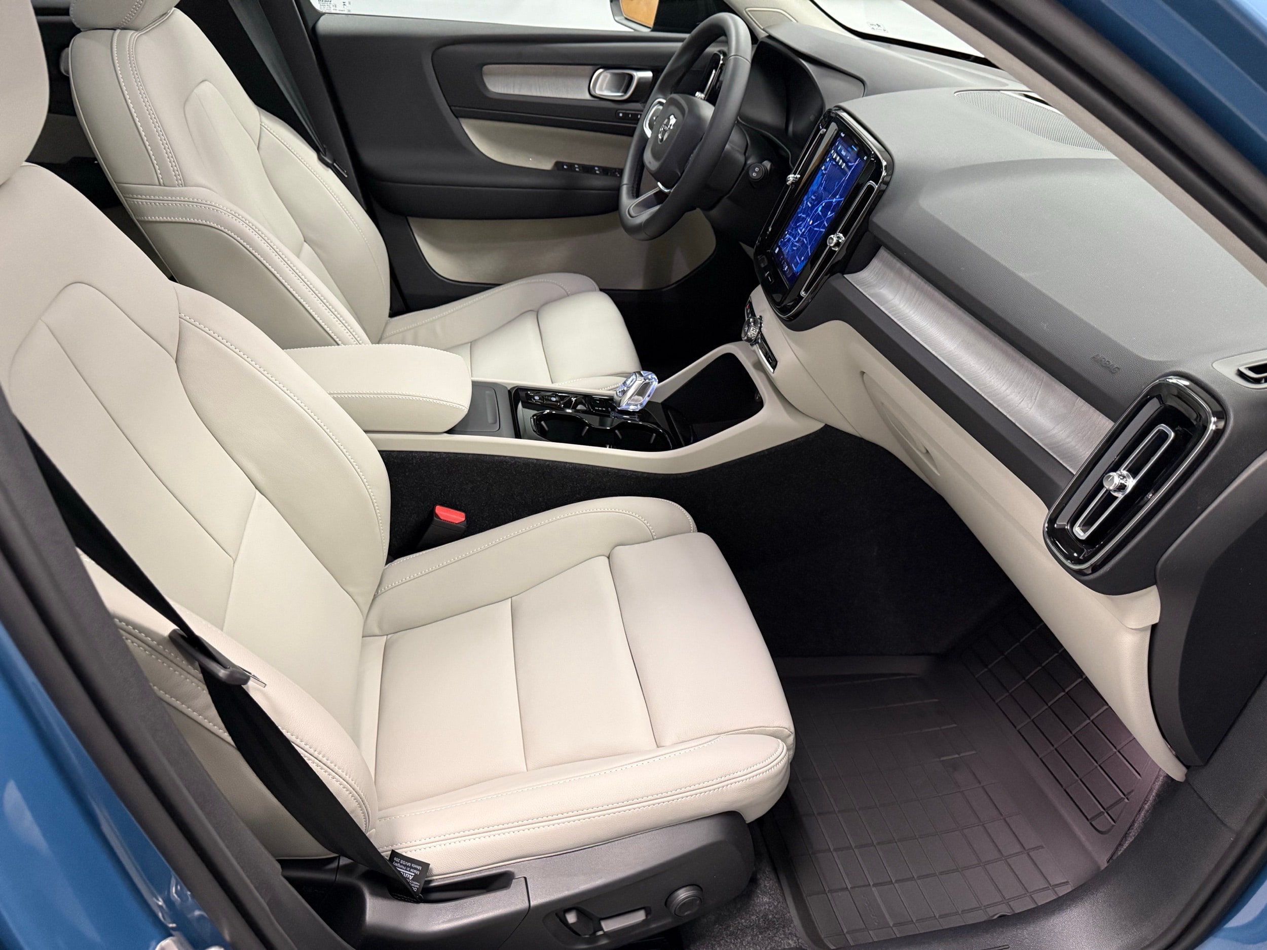 new 2025 Volvo XC40 car, priced at $49,810