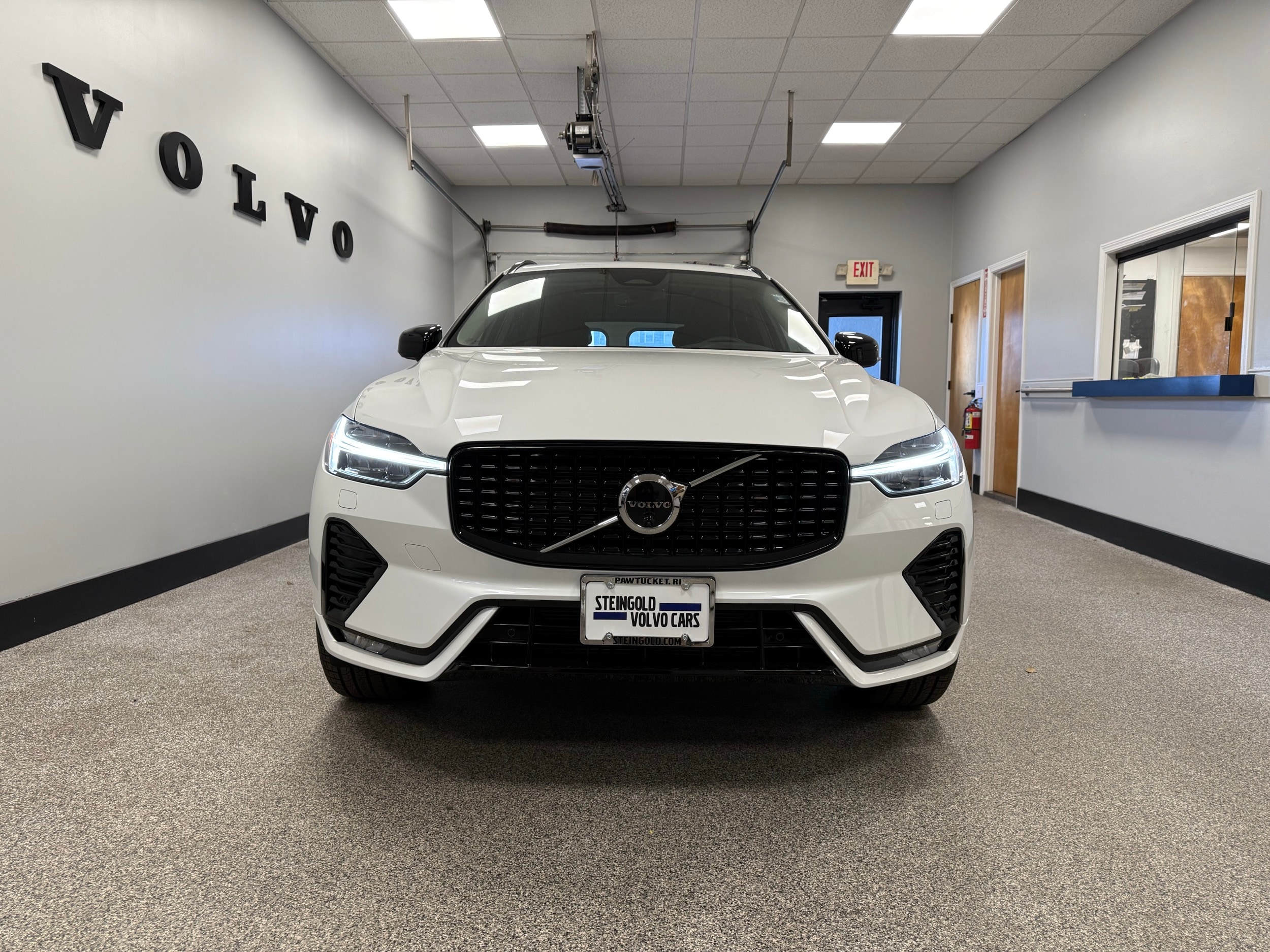 new 2025 Volvo XC60 car, priced at $60,660