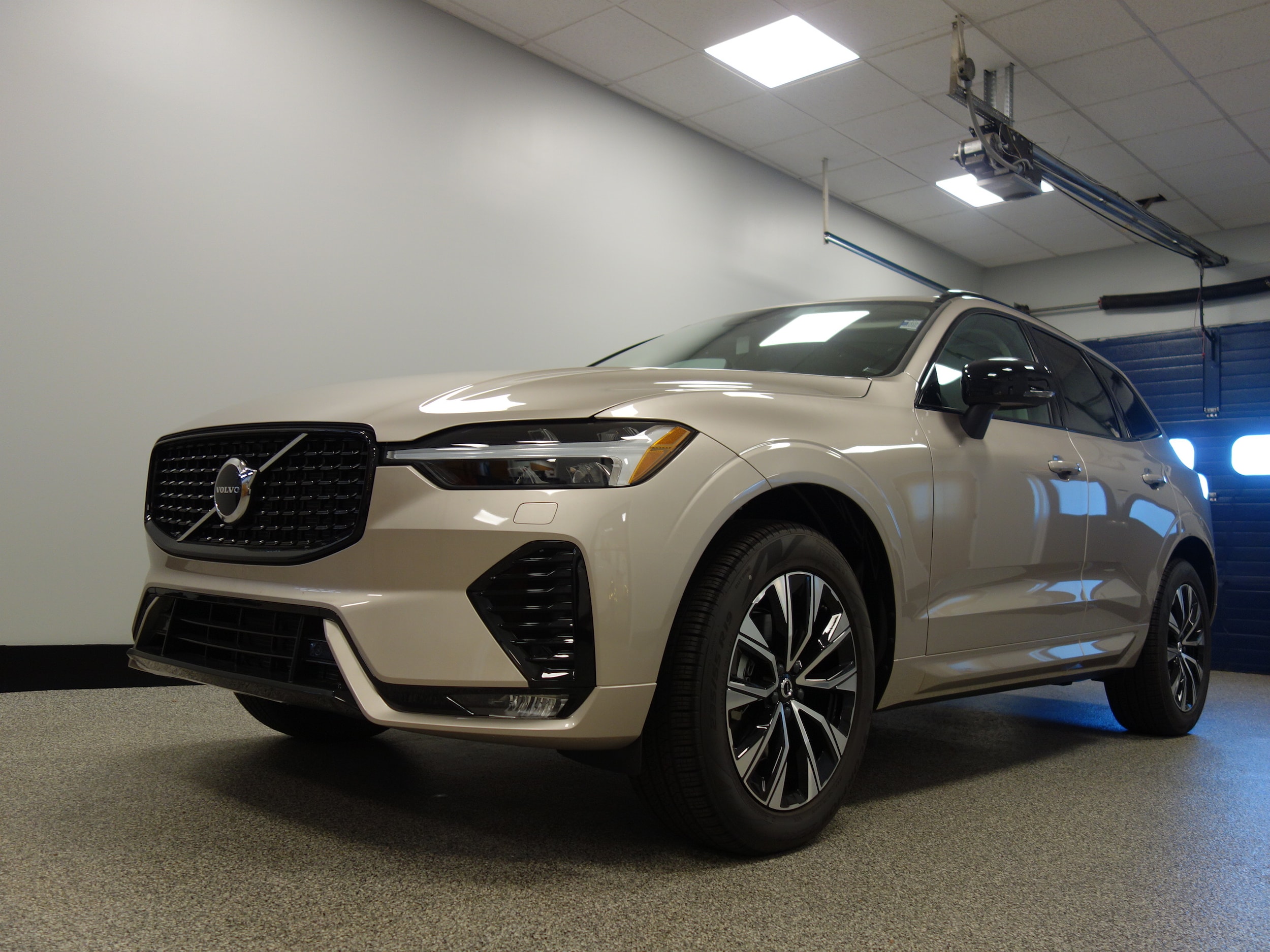 new 2025 Volvo XC60 car, priced at $52,070