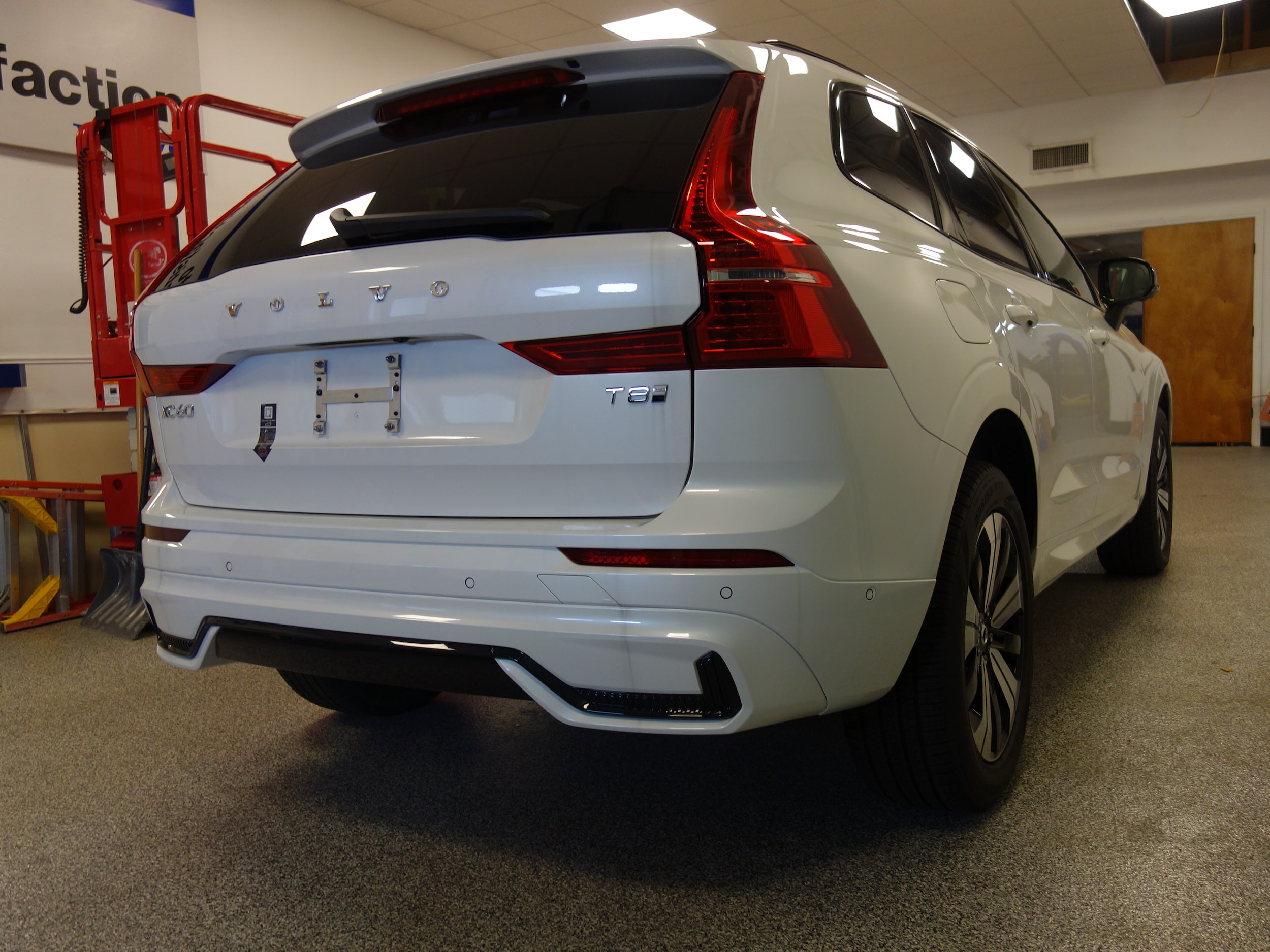 new 2025 Volvo XC60 plug-in hybrid car, priced at $65,640